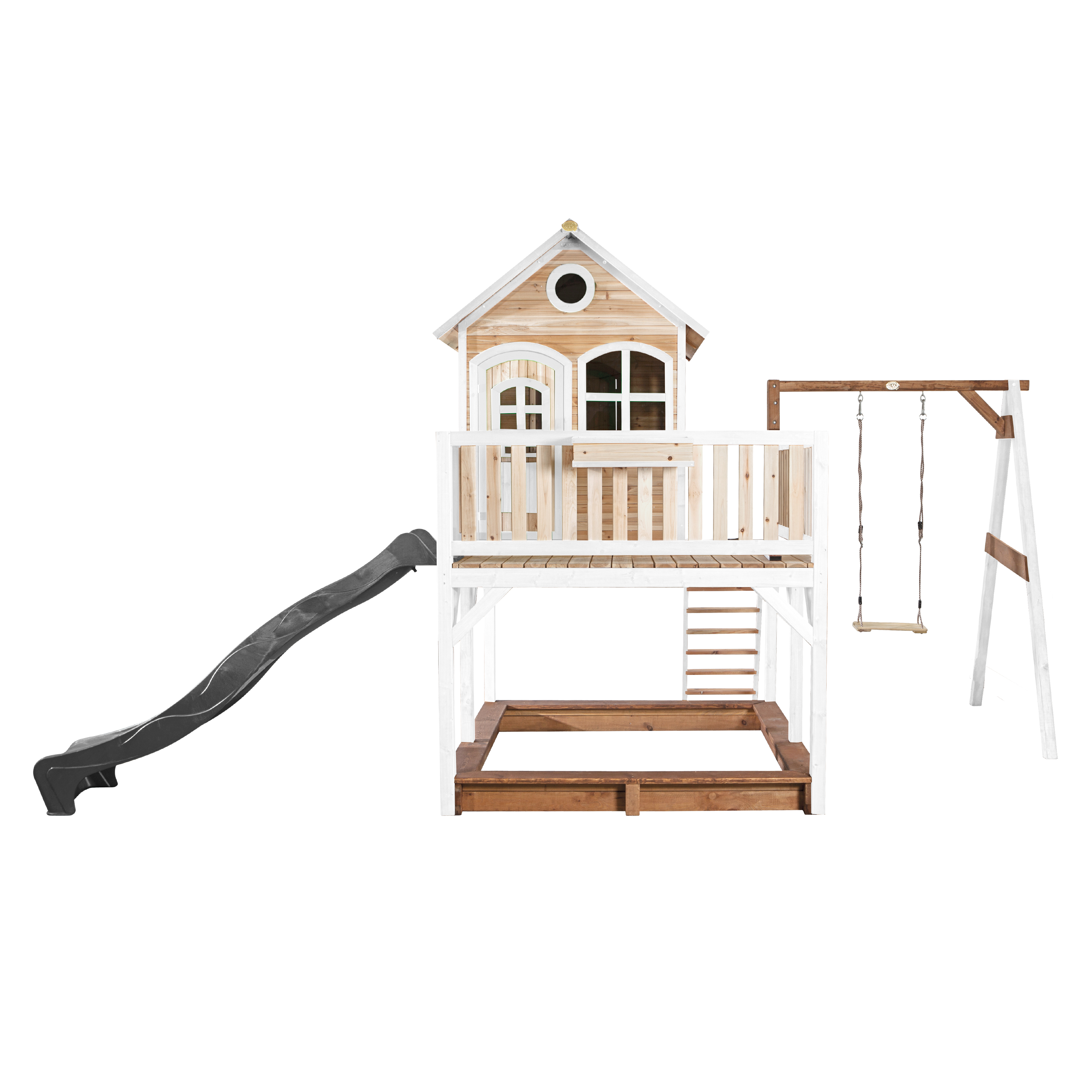 Spielhaus aus Holz mit Rutsche und Schaukeln. Das Spielhaus ist zweistöckig. Der Hintergrund ist weiß.