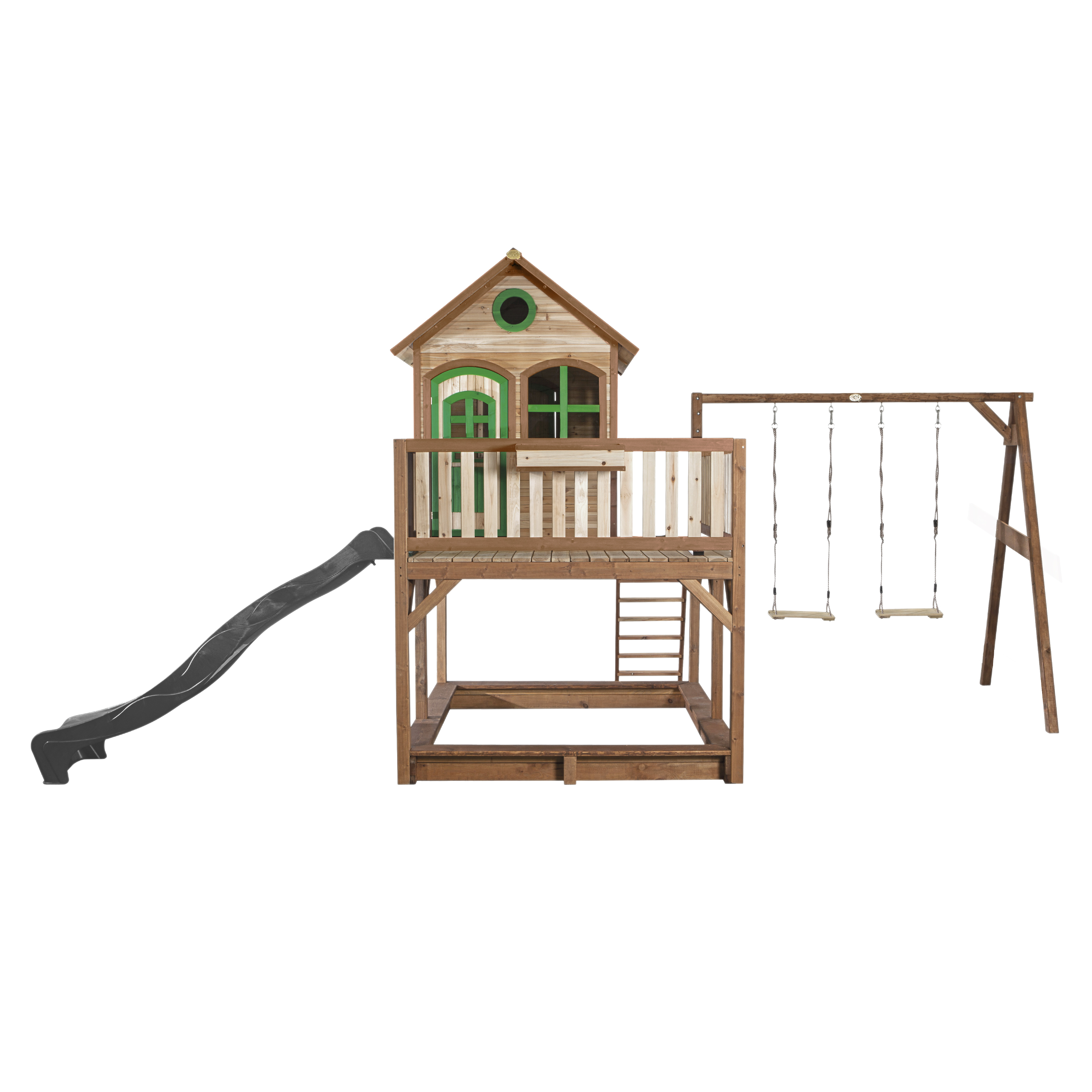 Spielplatz aus Holz mit Rutsche, Haus, Leiter und Schaukeln. Auf weißem Hintergrund.
