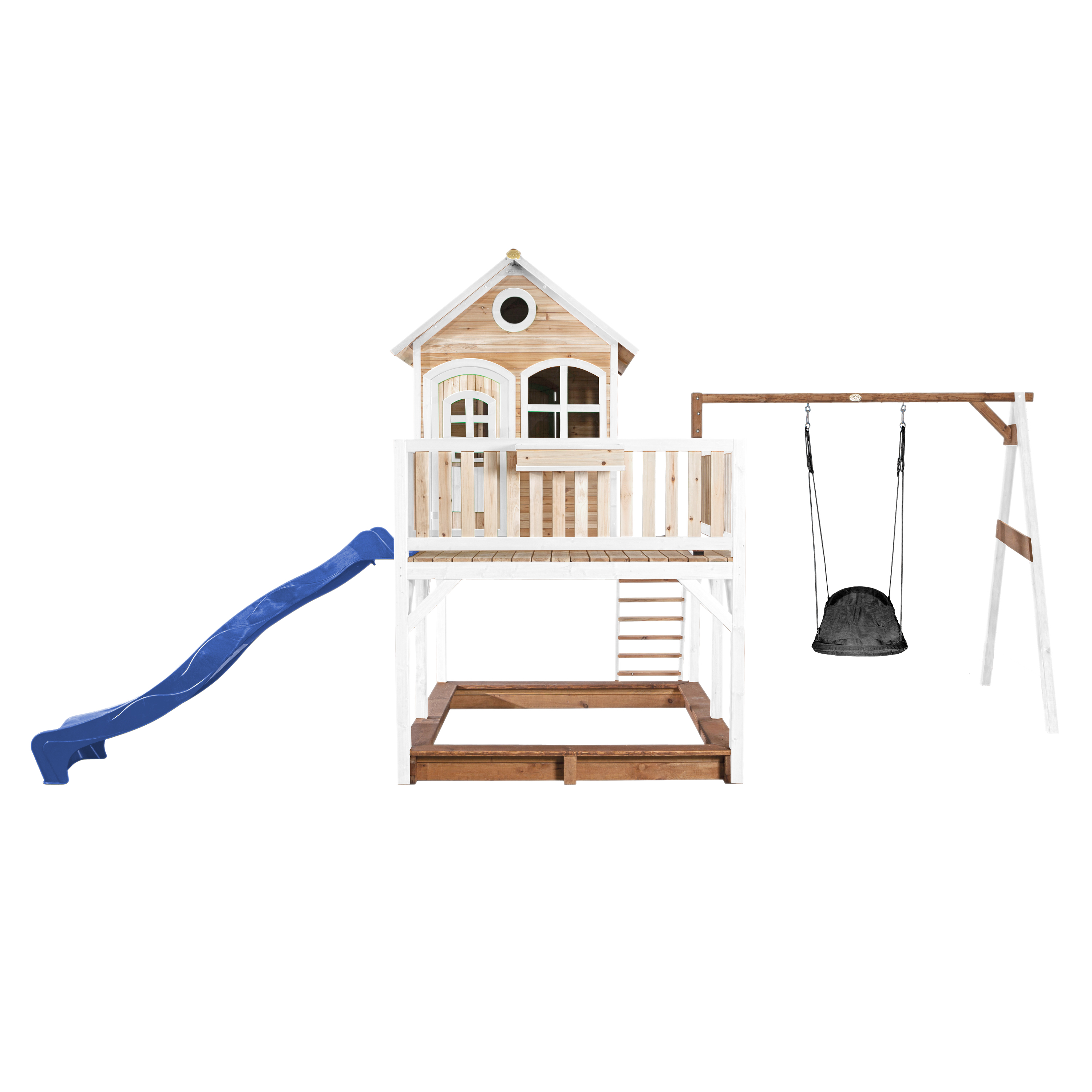 Spielhaus aus Holz mit Rutsche, Schaukel und Sandkasten auf weißem Hintergrund.