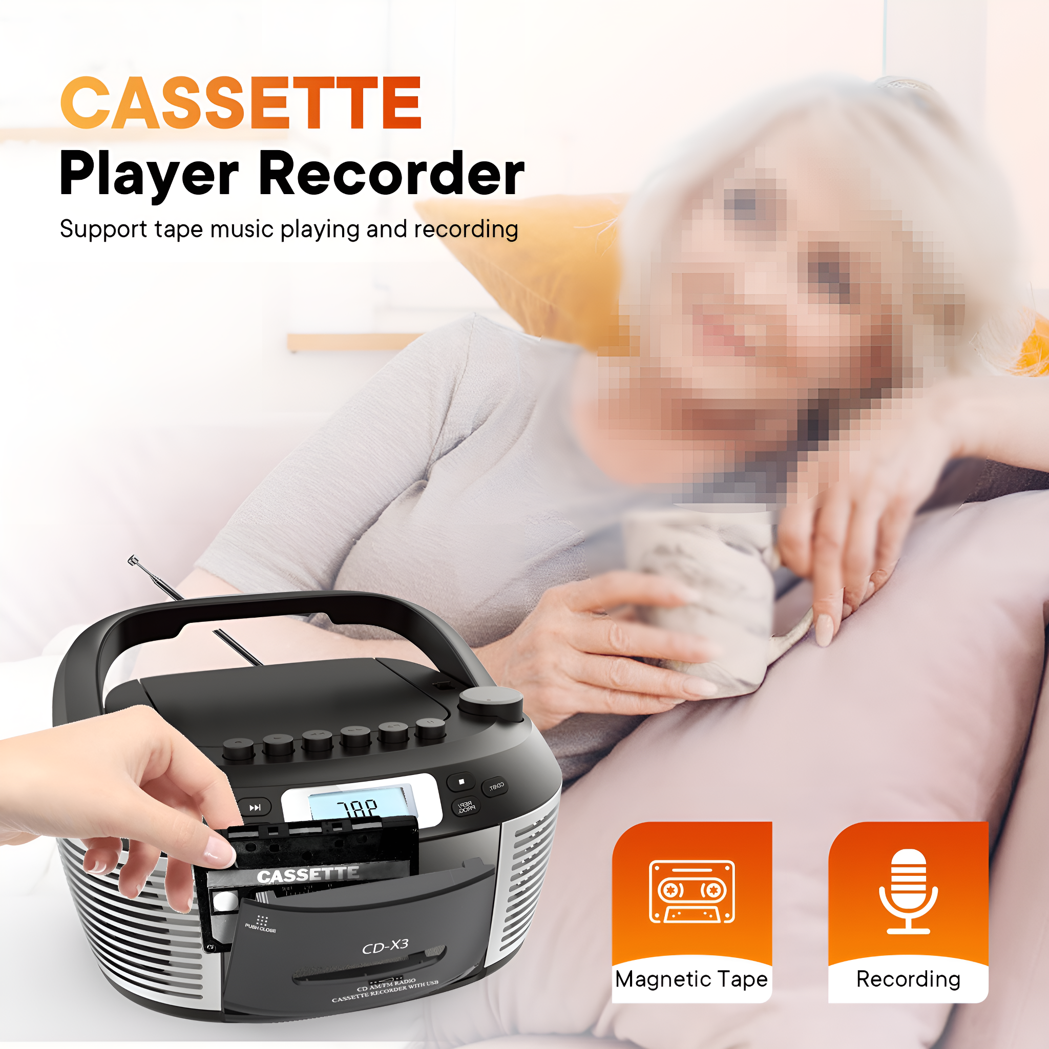 Kassettenrekorder mit eingelegter Kassette. Die Hand einer Frau legt die Kassette ein, Frau im Hintergrund.