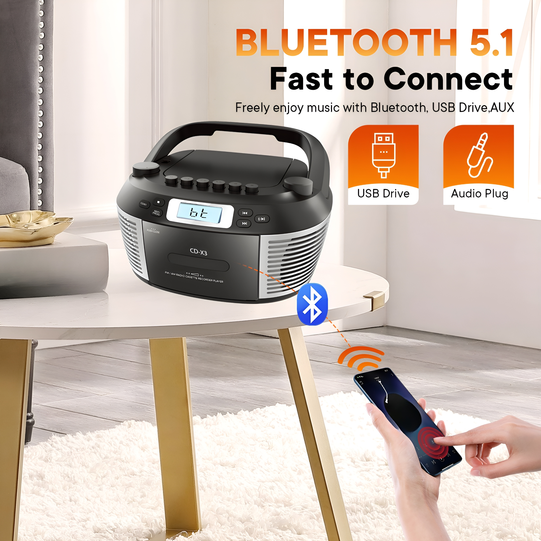 Schwarze Boombox auf einem Tisch. Eine Hand hält ein Telefon, Bluetooth aktiviert. Text: Bluetooth 5.1, Schnell verbinden, USB-Laufwerk, AUX.