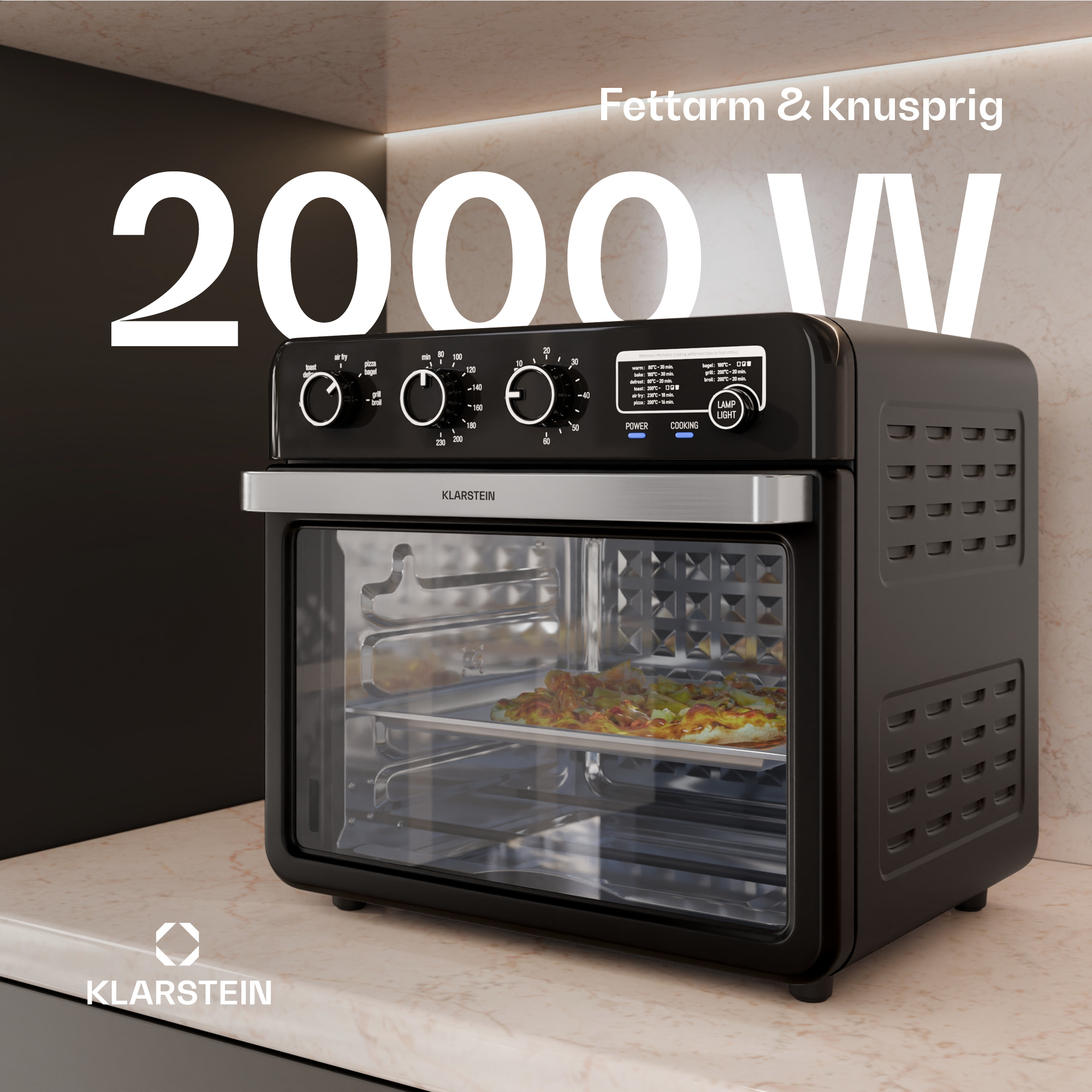 Forno friggitrice ad aria nero su un bancone. Ha controlli, una porta a vetri e una pizza all'interno.