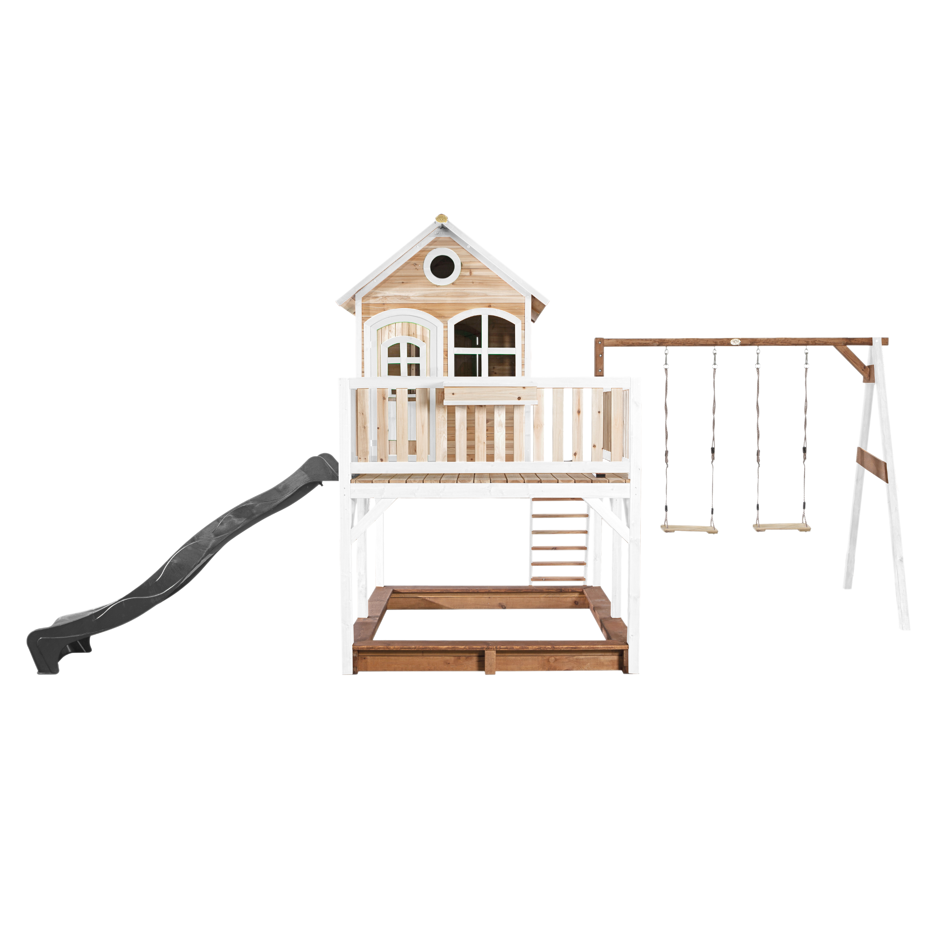 Spielhaus aus Holz mit Rutsche, Schaukeln und Sandkasten, vor weißem Hintergrund.