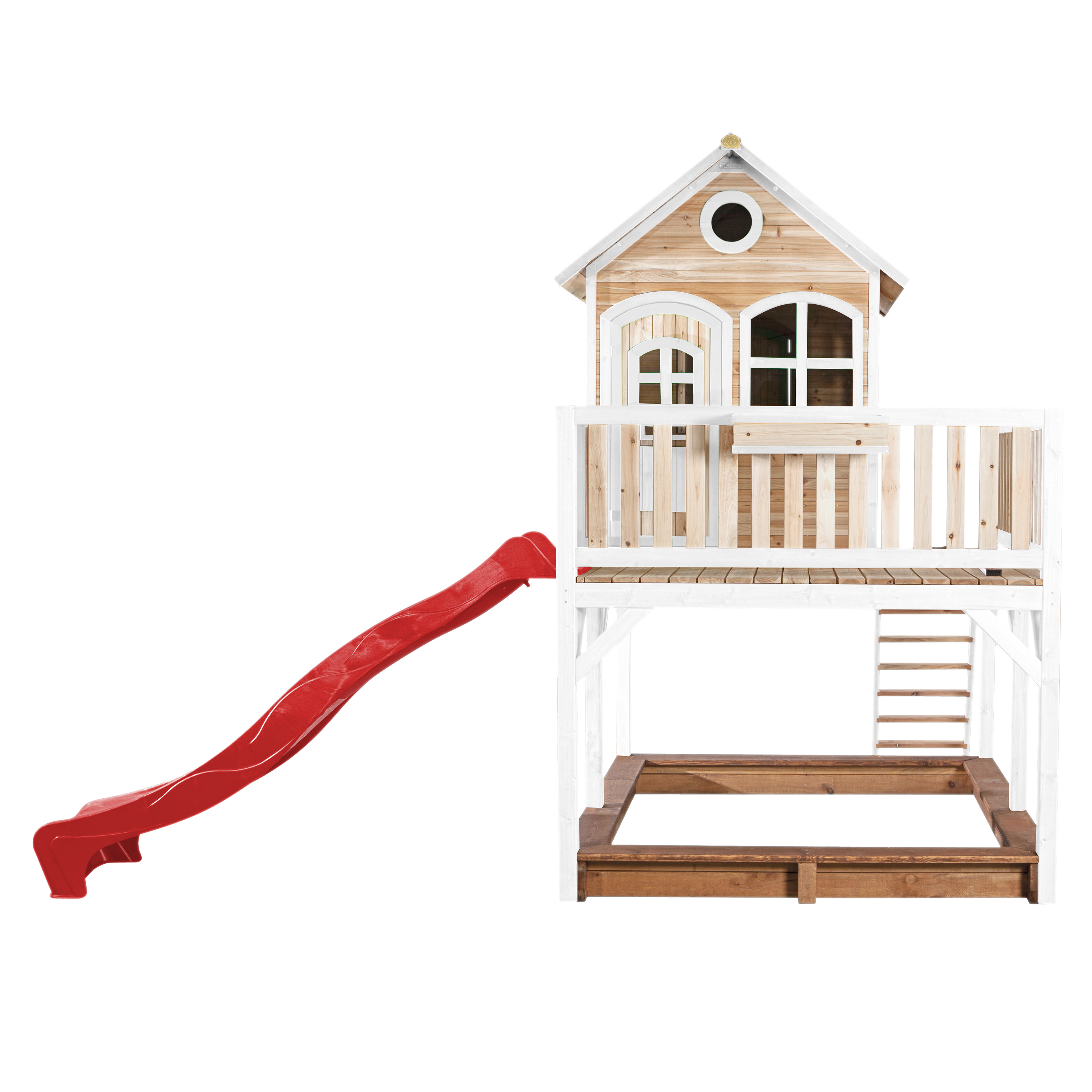 Spielhaus aus Holz mit Rutsche und Leiter. Rote Rutsche, weißer Rahmen. Weißer Hintergrund.