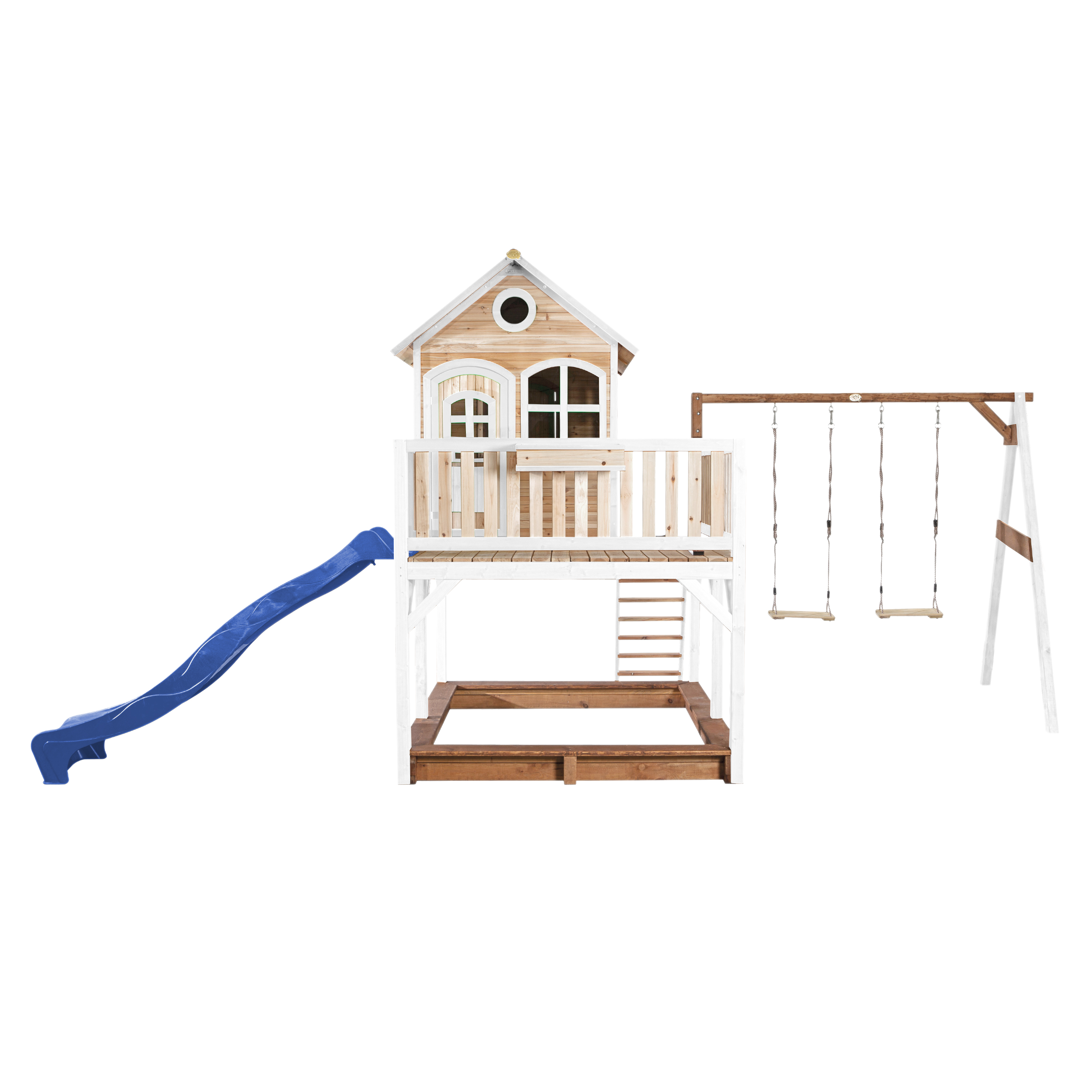 Spielhaus aus Holz mit Rutsche, Treppe und Schaukel. Weiße und braune Farben. Weißer Hintergrund.