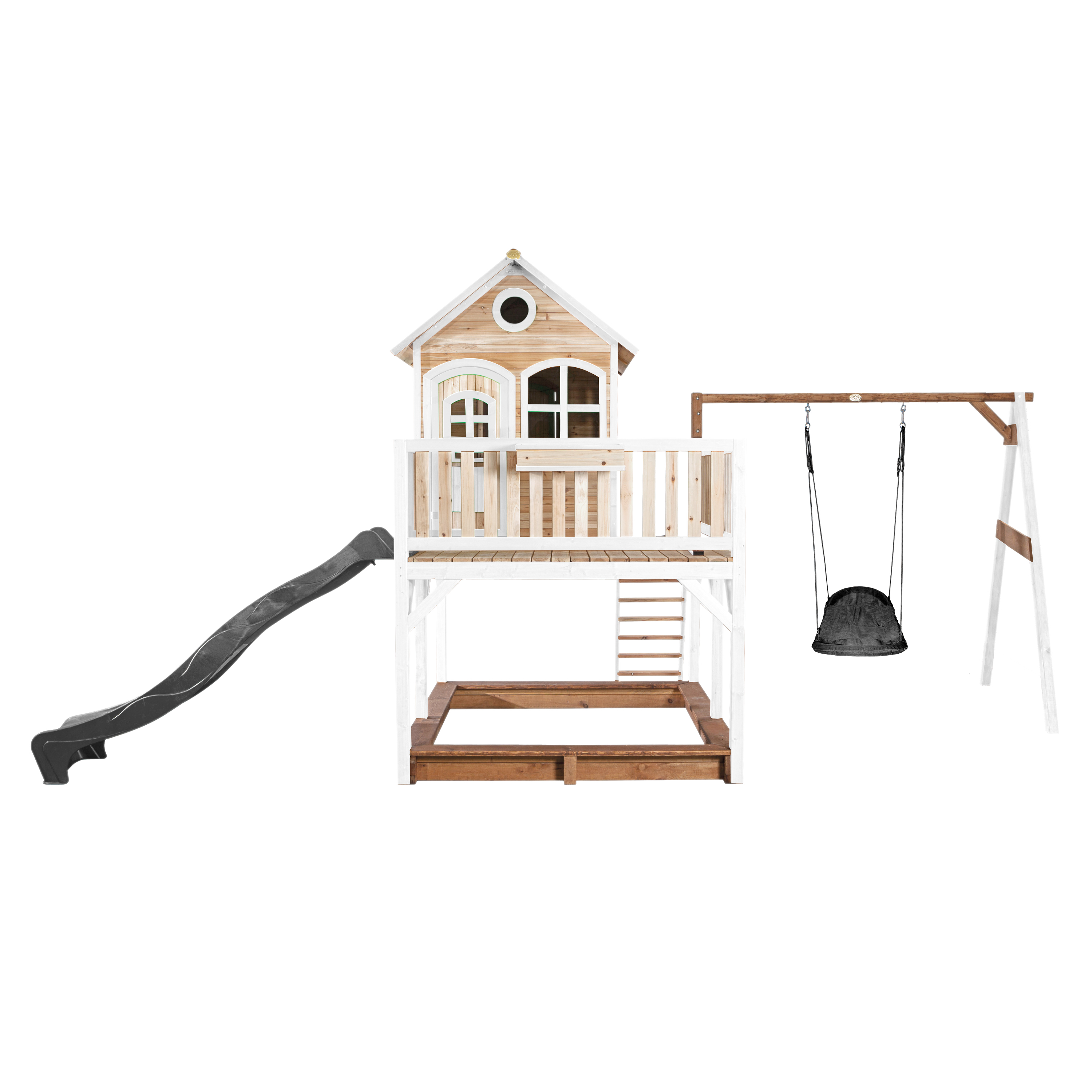 Ein Spielhaus aus Holz mit Rutsche, Schaukel und Sandkasten auf weißem Grund.