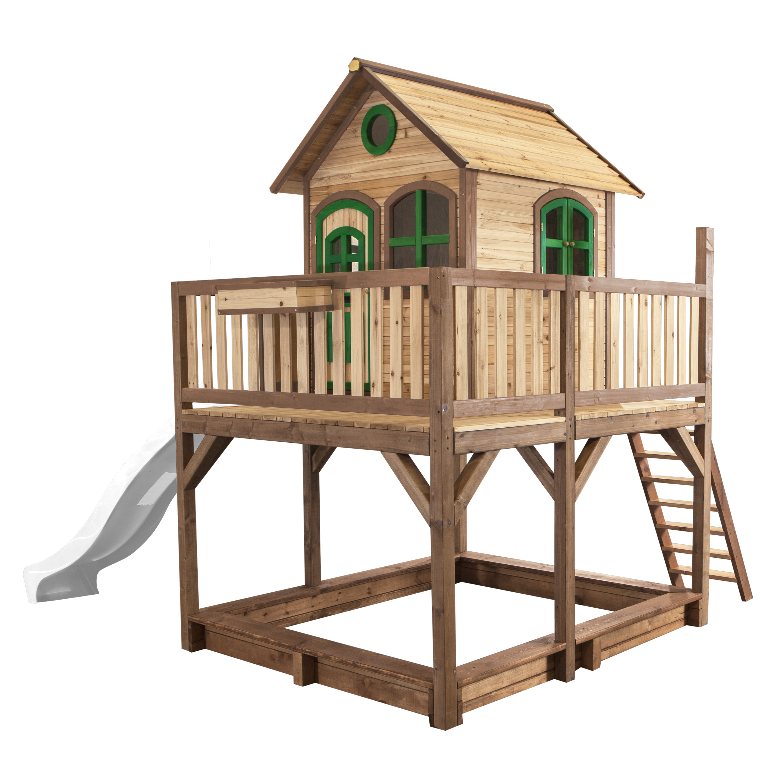 Spielhaus aus Holz mit Rutsche, Treppe und Deck. Es steht auf weißem Hintergrund.