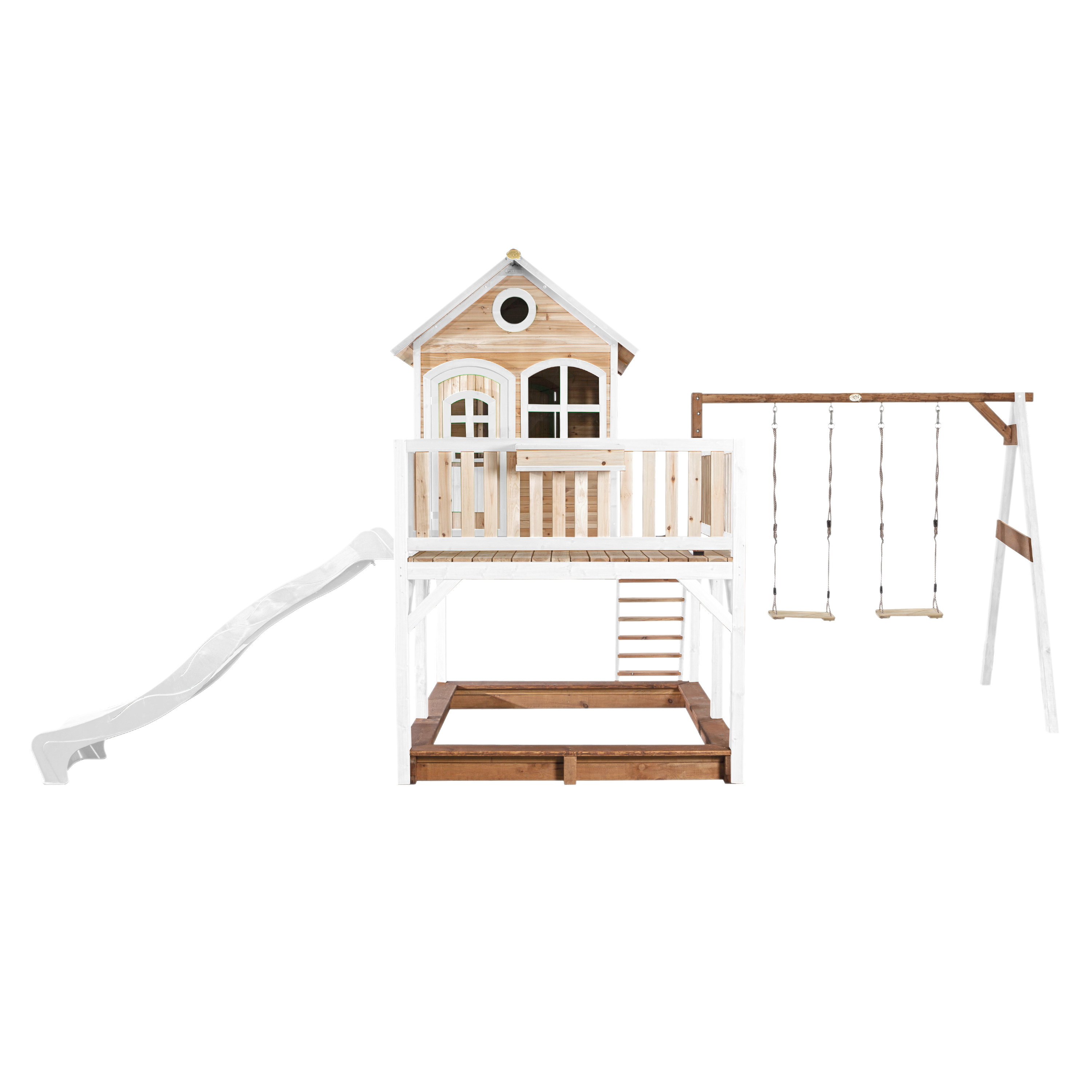 Spielhaus aus Holz mit Rutsche, Schaukeln und Sandkasten, alles vor weißem Hintergrund.