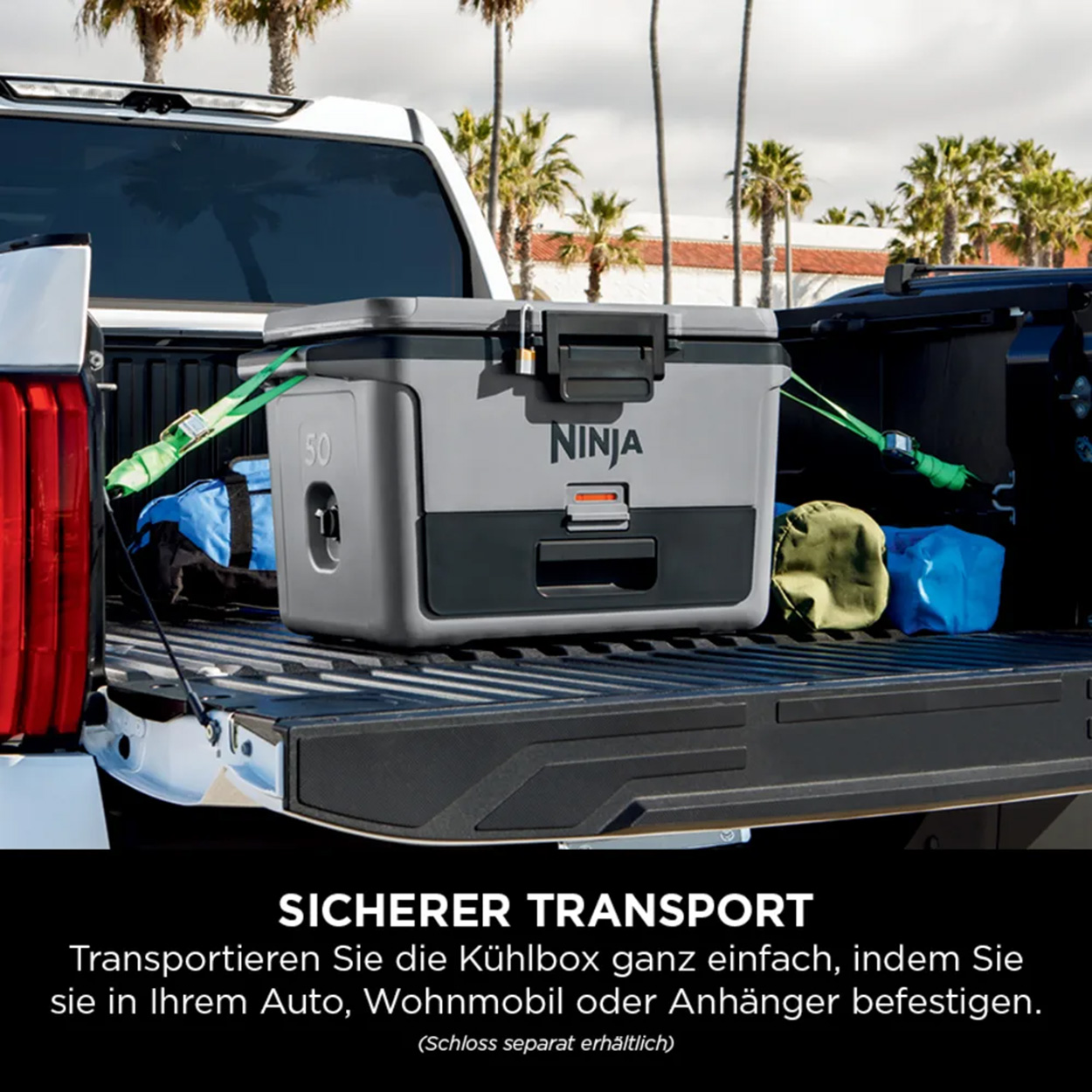 Glacière Ninja dans une benne de camion, fixée avec des sangles, fond de plage.