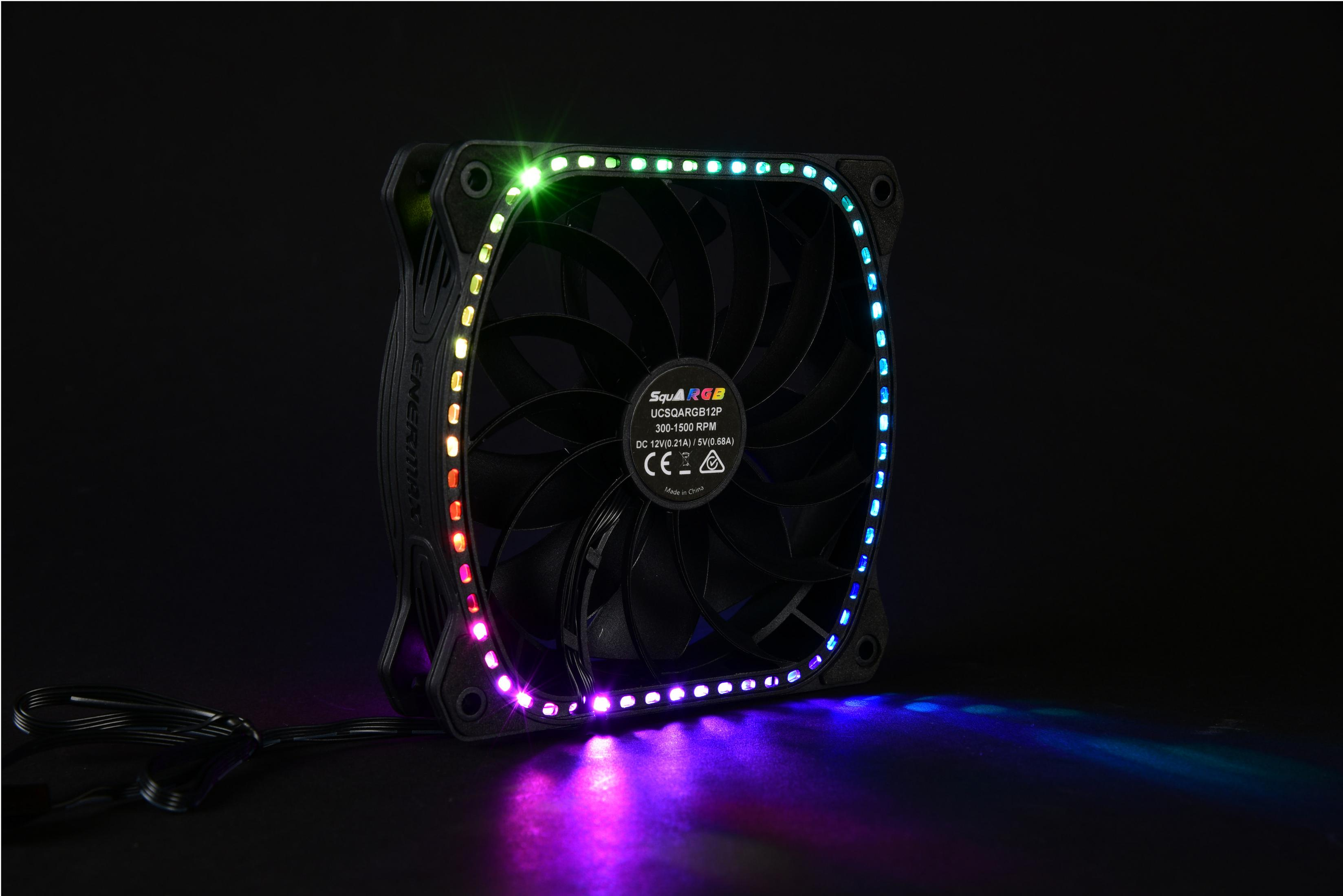 Una ventola per computer nera con un anello di luci multicolore sui bordi e una ventola centrale.