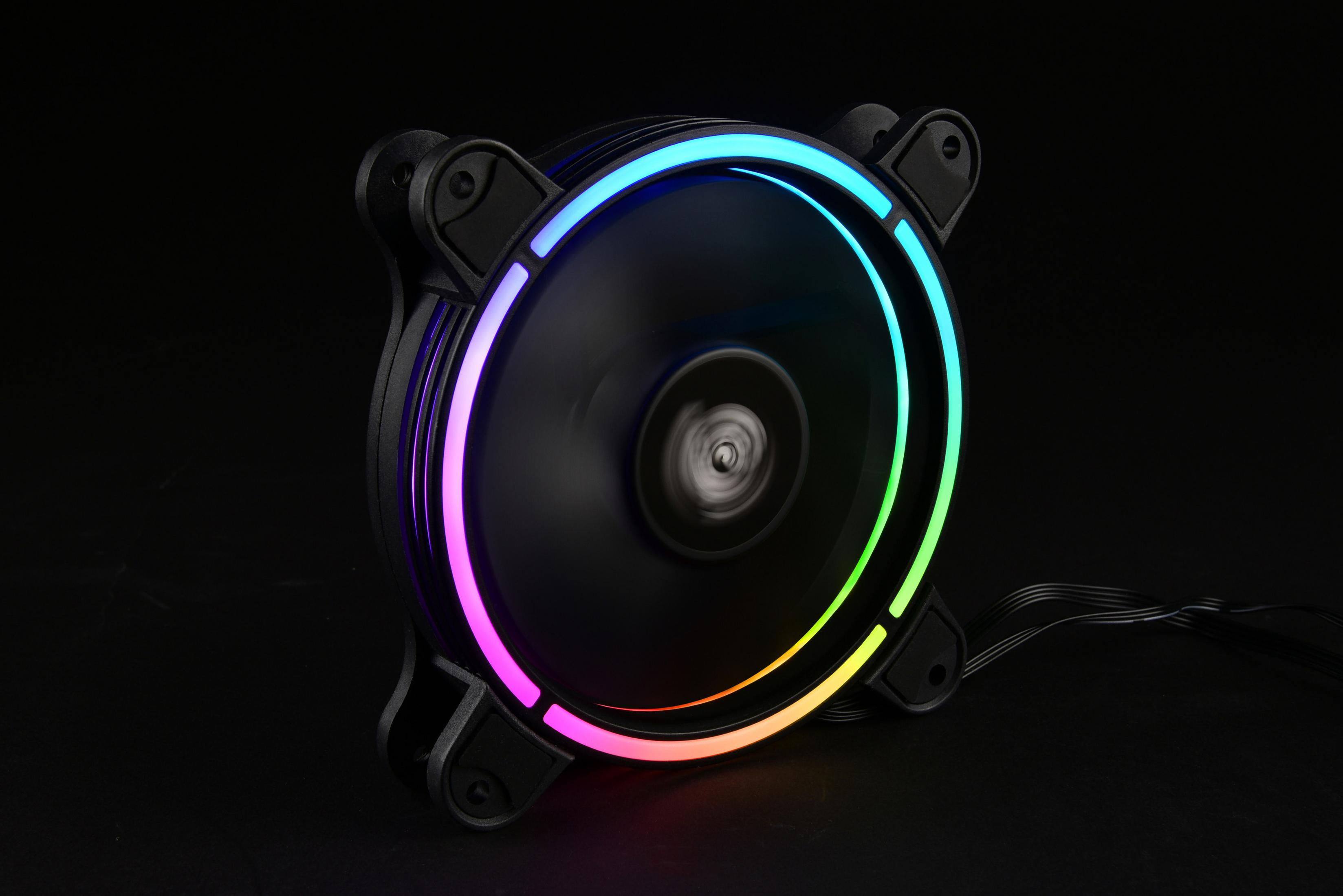 Ventola per PC nera con luci LED colorate, su sfondo scuro.
