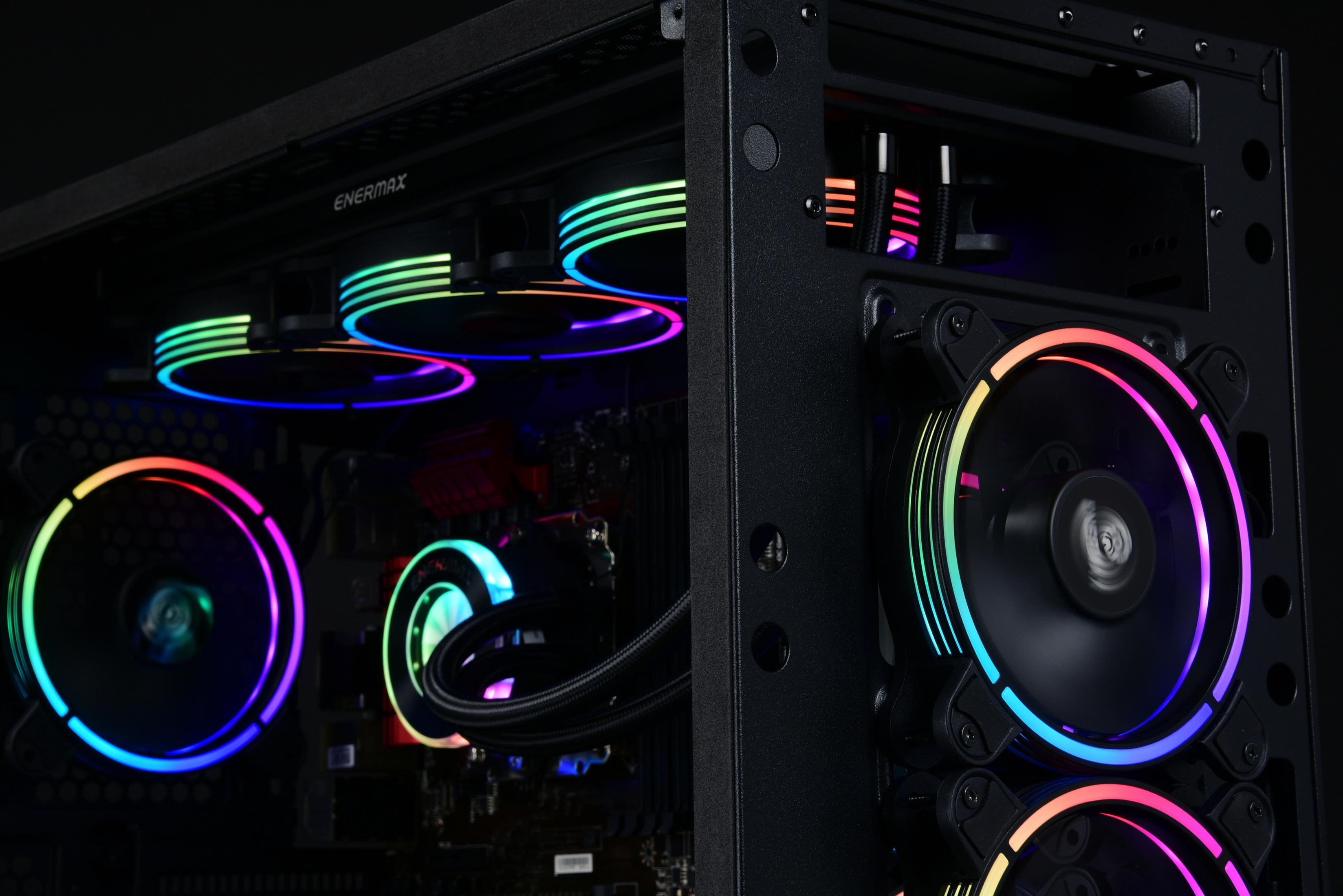 All'interno di un case nero per computer, con ventole illuminate e sistema di raffreddamento a liquido.