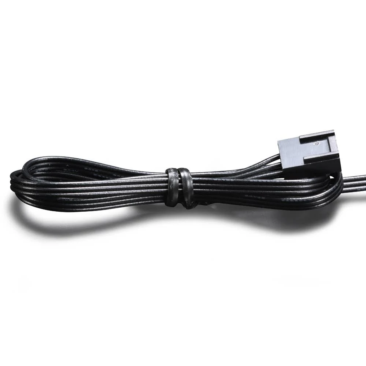 Ein schwarzes Kabel mit einem Anschluss an einem Ende, mit einem kleinen Bindfaden aufgewickelt, vor weißem Hintergrund.