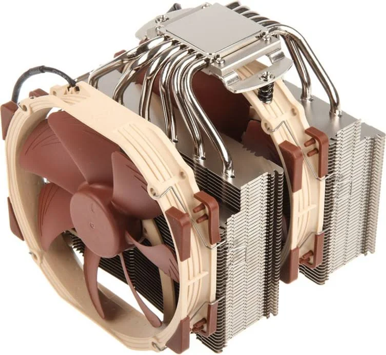 CPU-Kühler mit zwei braunen Lüftern und silbernen Kühlkörpern auf weißem Hintergrund.