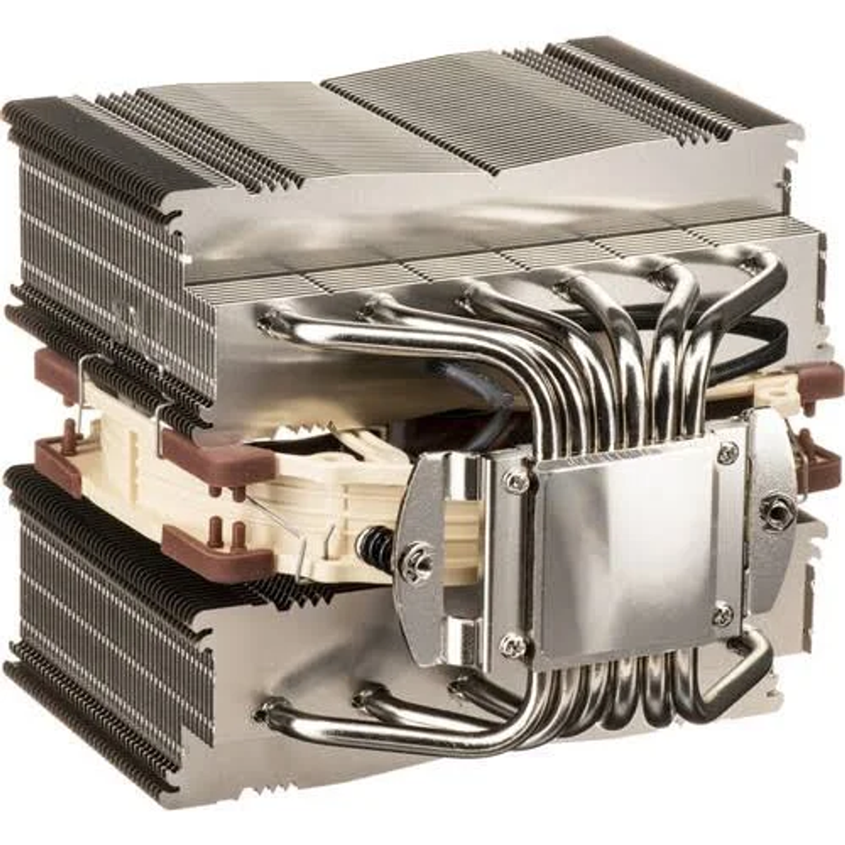 CPU-Kühler für Computer mit mehreren Lamellen und Rohren, isoliert auf weißem Hintergrund.
