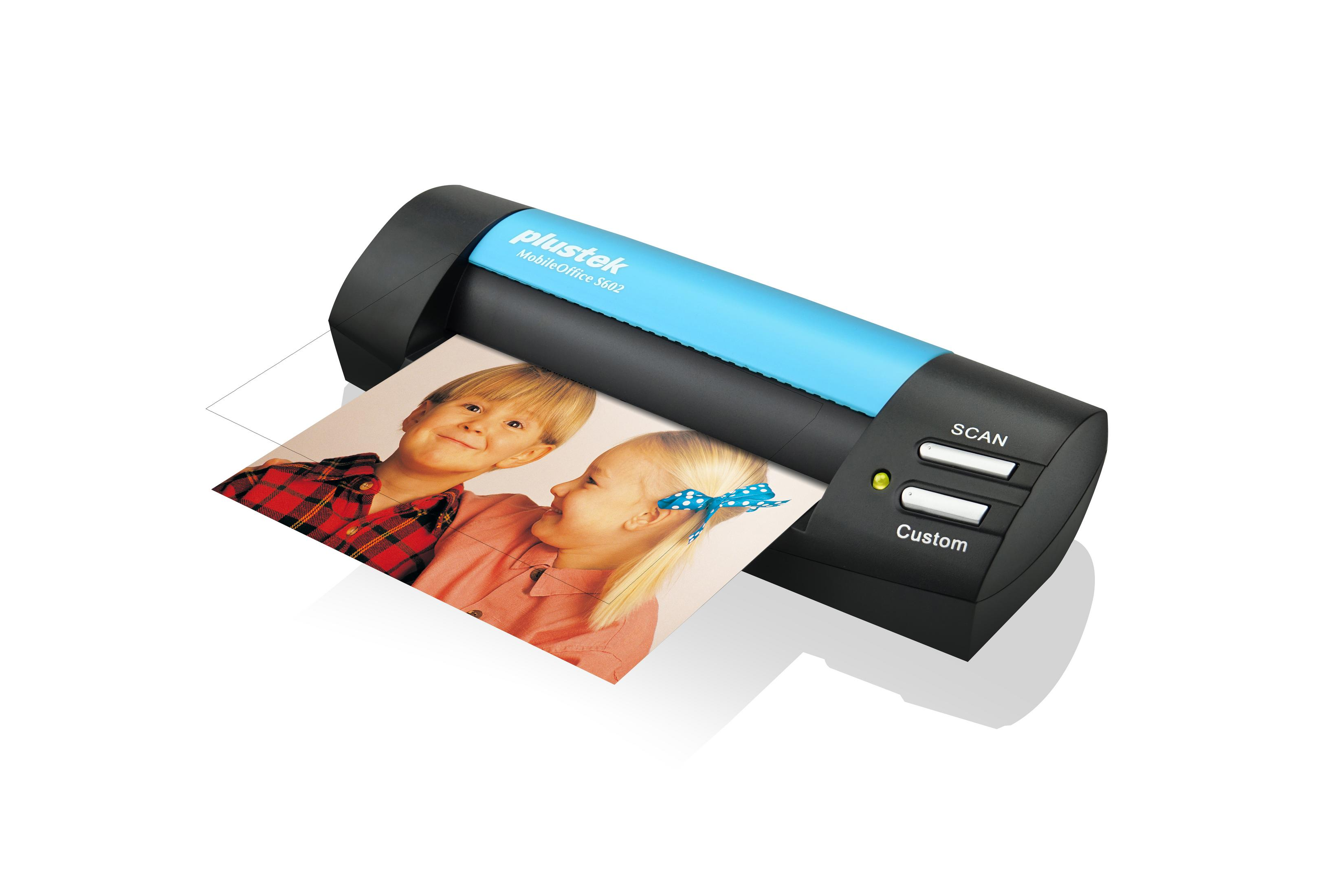 Niebiesko-czarny skaner skanuje zdjęcie dwójki dzieci na białym tle.