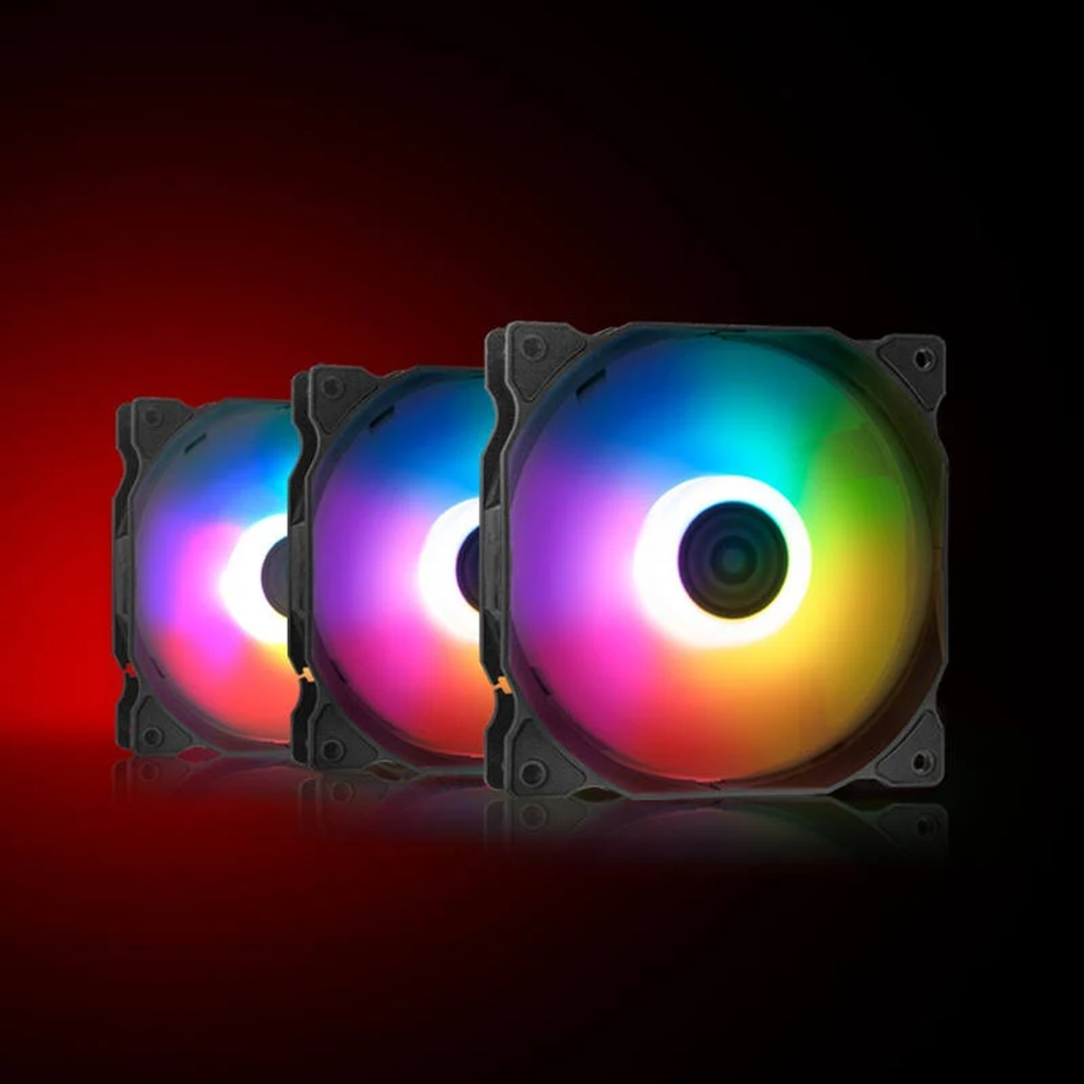 RGB aydınlatmalı üç bilgisayar fanı, kırmızı ve siyah arka plan.