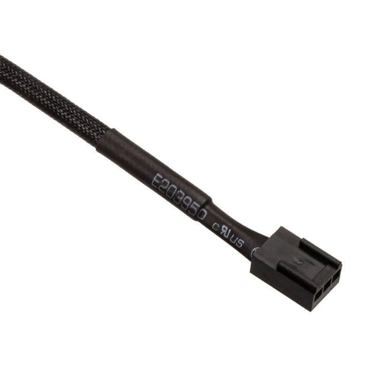 Schwarzes Kabel mit Stecker. Es hat einen schwarzen geflochtenen Mantel.