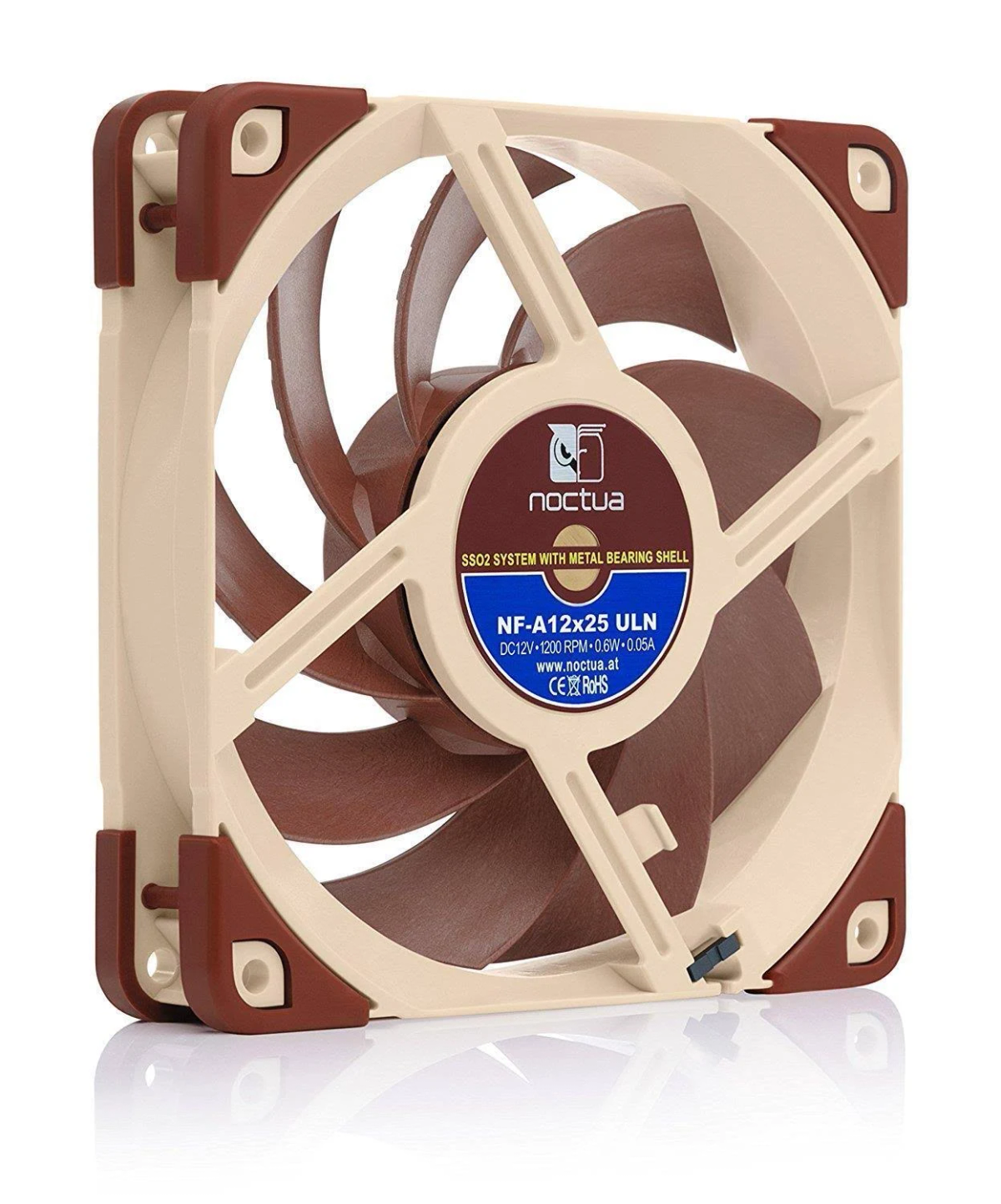 Computerlüfter in Beige und Braun. Er hat braune Lüfterblätter. Der Lüfter ist auf weißem Hintergrund.