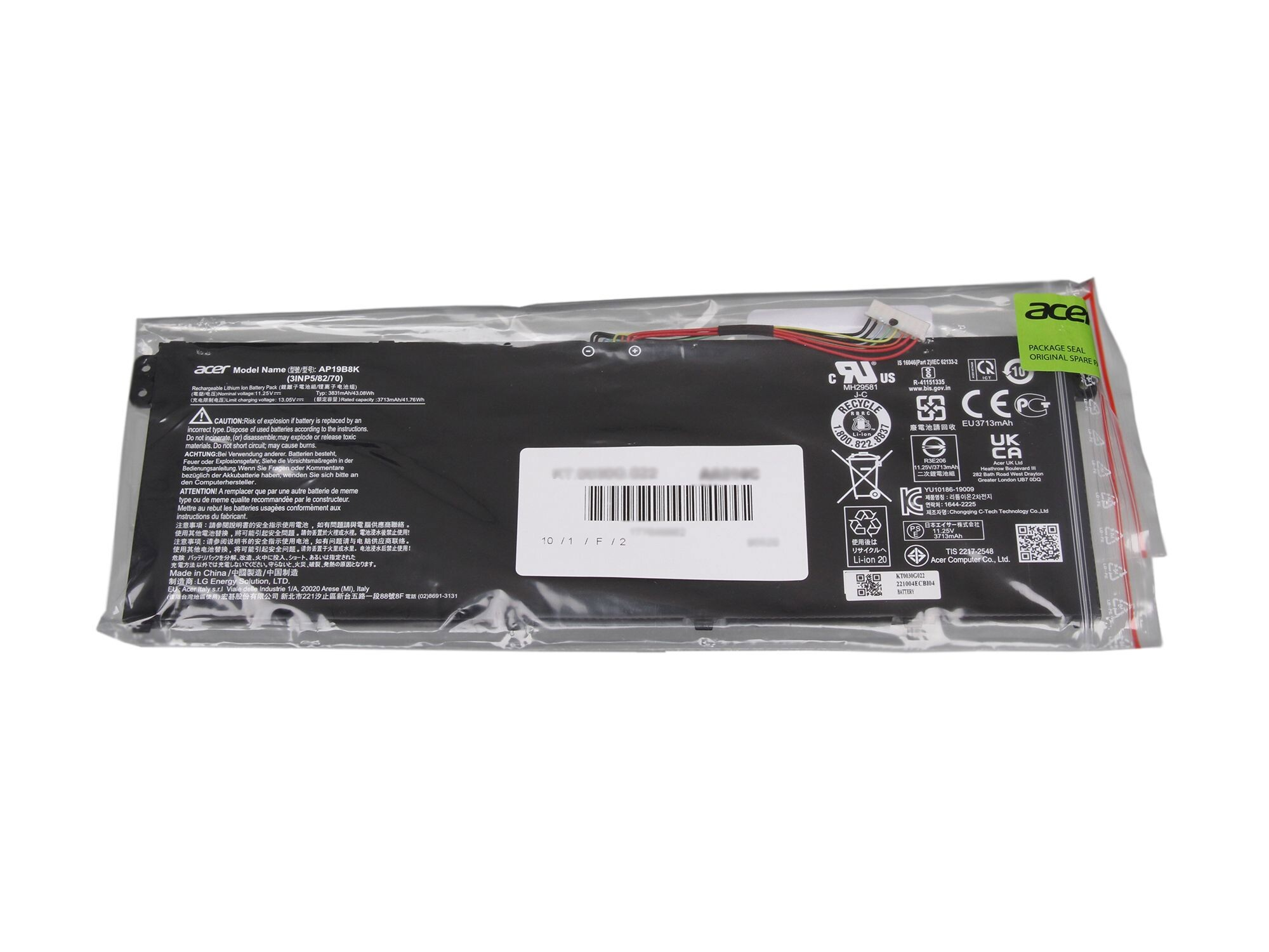 Acer Laptop-Akku in Plastiktüte, weißer Hintergrund.