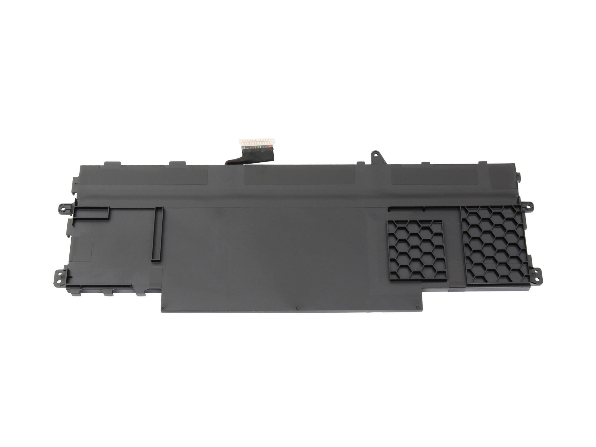 Schwarzer Laptop-Akku-Boden mit Stecker und wabenförmiger Belüftungsfläche. Weißer Hintergrund.