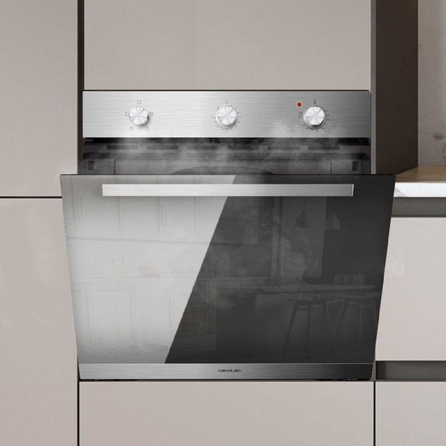 Un horno con puerta de cristal. El humo es visible en el interior. Frente plateado. Fondo: armarios grises.