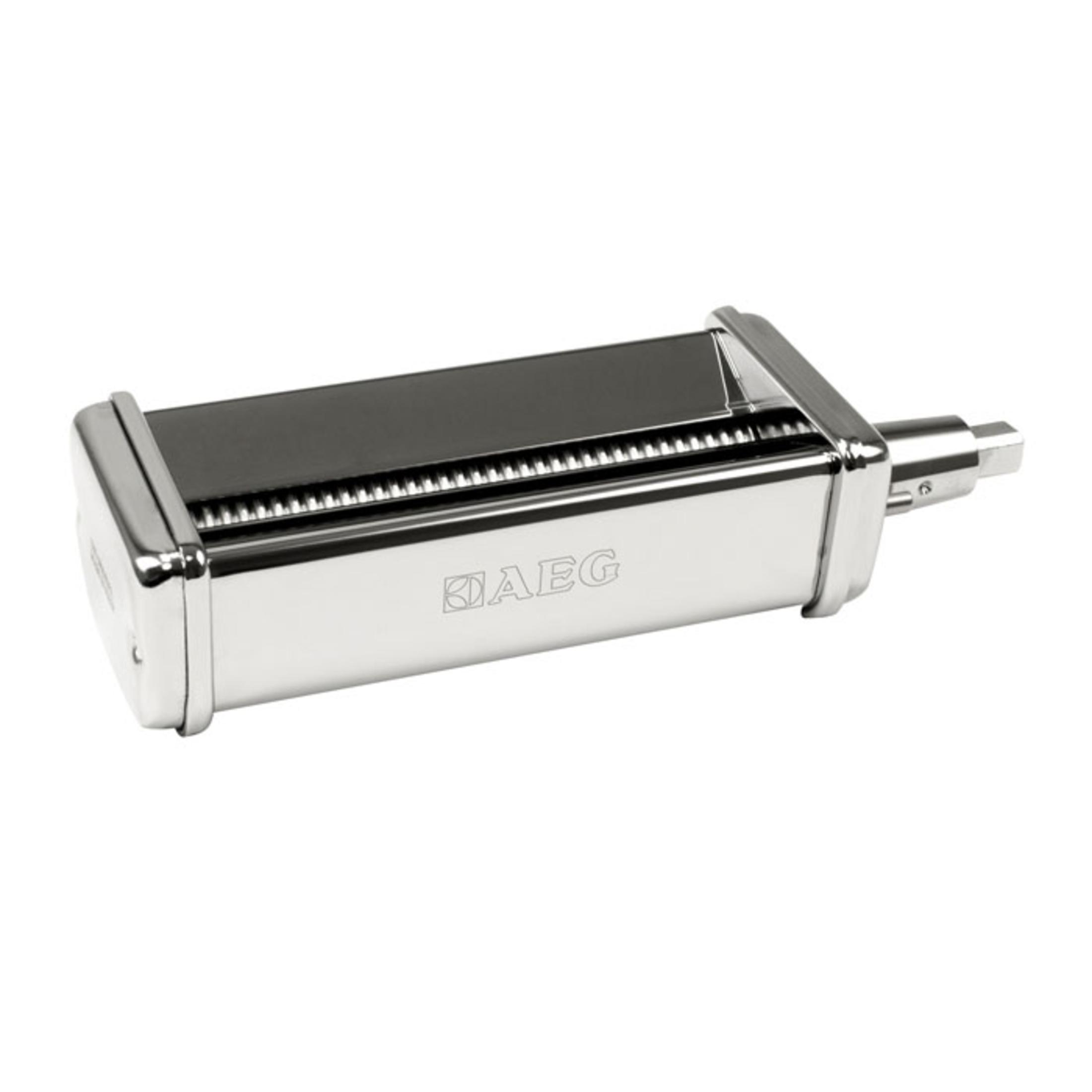 Una máquina para hacer pasta plateada. Tiene ranuras para pasta. Se ve la marca 'AEG'.