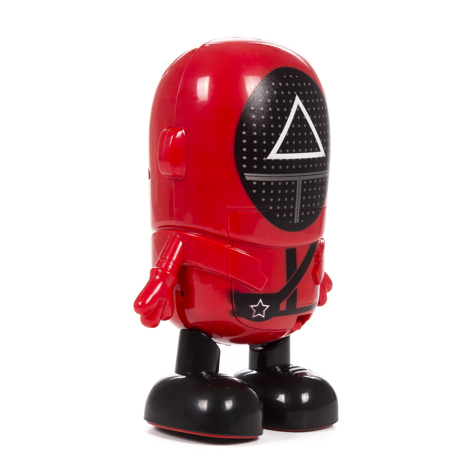 Un robot giocattolo rosso con un design a maschera di Squid Game. Piedi neri, sfondo bianco e una stella.
