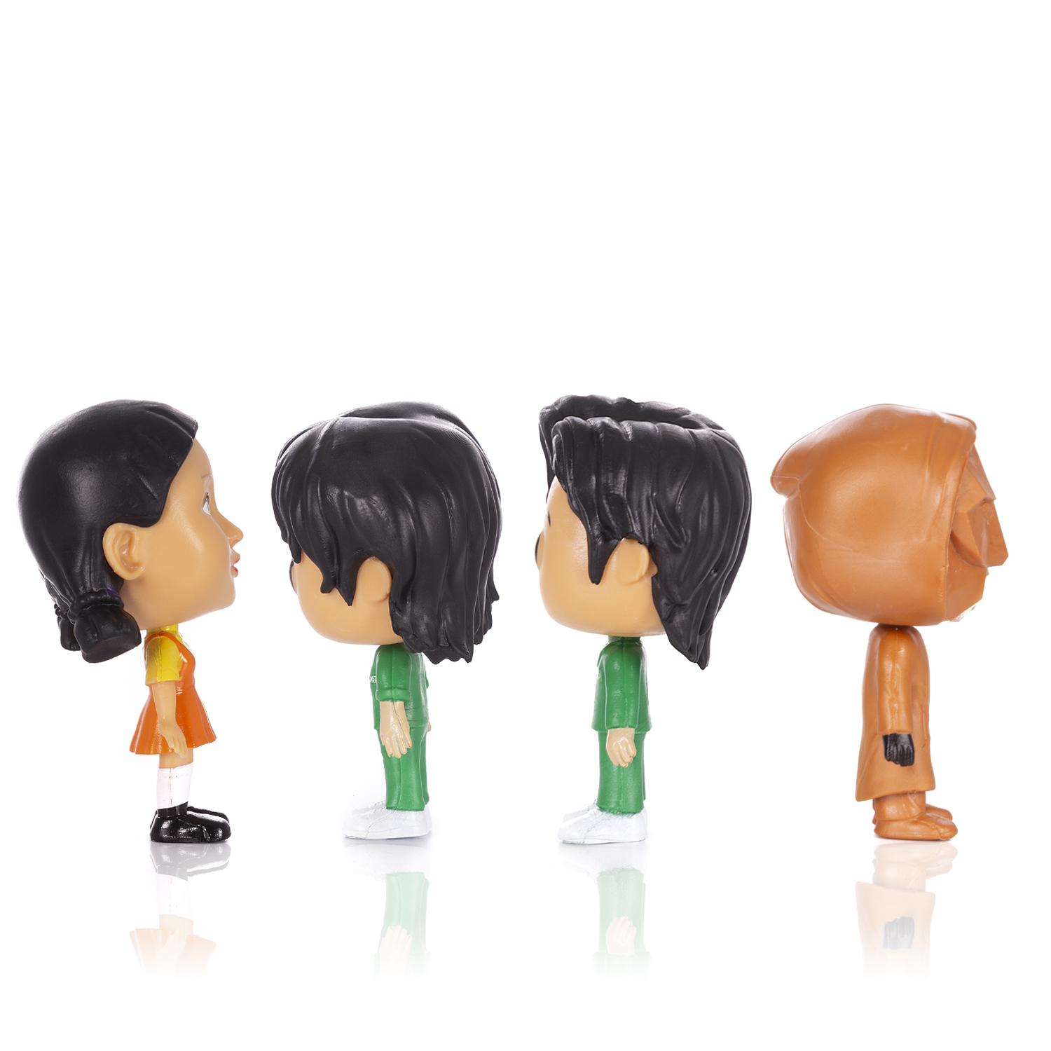 Bobblehead di Squid Game. Quattro figure, tre uomini e una donna, viste di lato.