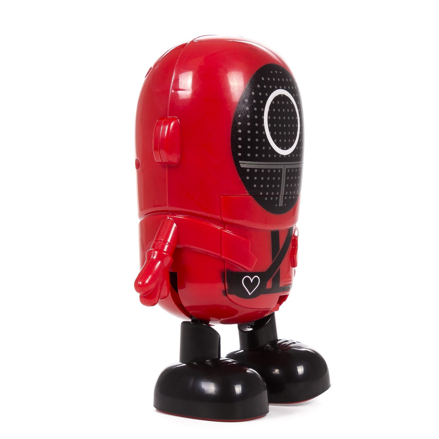 Un giocattolo robot rosso della serie Squid Game. Il giocattolo ha un cerchio sulla faccia ed è su una superficie bianca.
