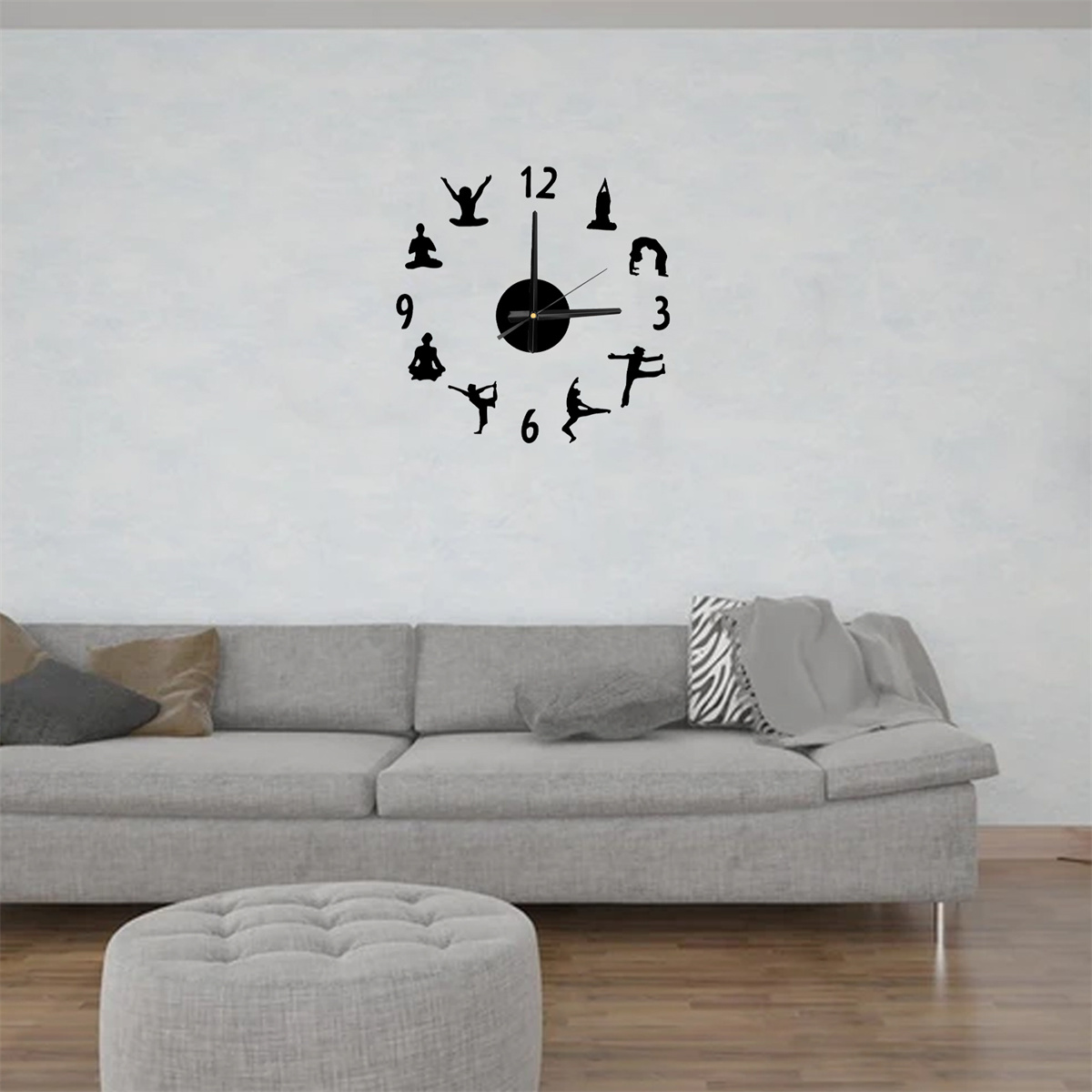 Wanduhr mit Yoga-Posen als Zahlen, mit grauem Sofa.