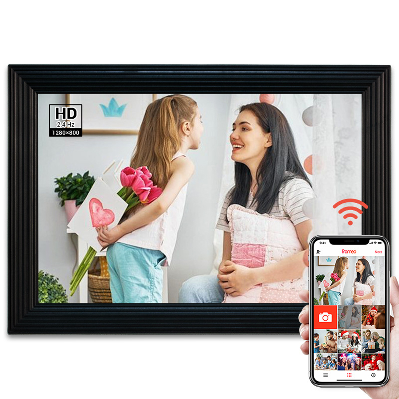 Digitaler Bilderrahmen, der zwei Personen zeigt. Ein Telefon zeigt die angezeigten Bilder.