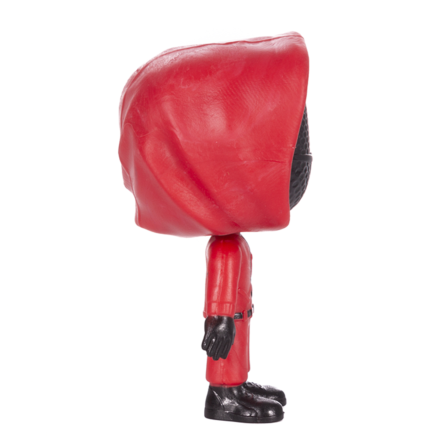 Una figura rossa della guardia di Squid Game. Di profilo, con maschera e uniforme.
