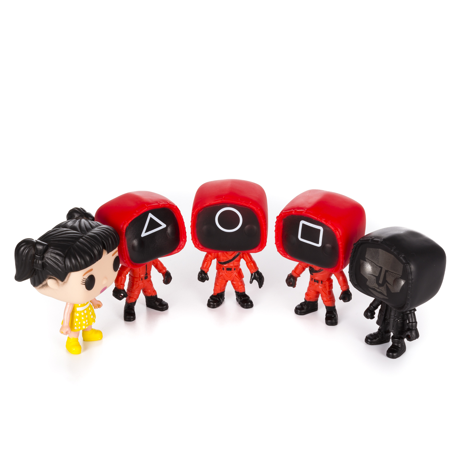 Personaggi di Squid Game: tute rosse con maschere a cerchio, quadrato e triangolo.