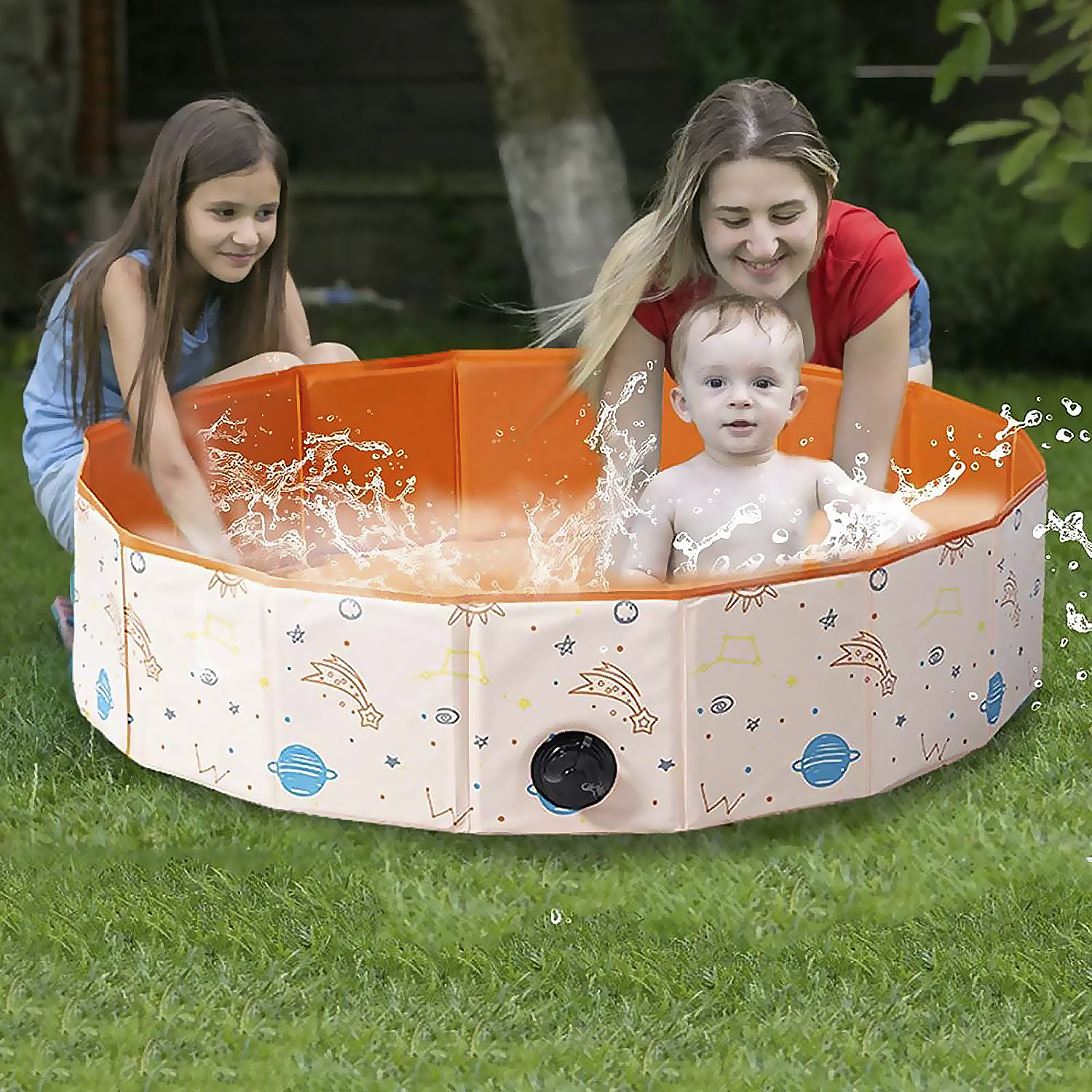 Tre persone e un bambino in una piccola piscina gonfiabile arancione e bianca sull'erba. L'acqua schizza intorno.