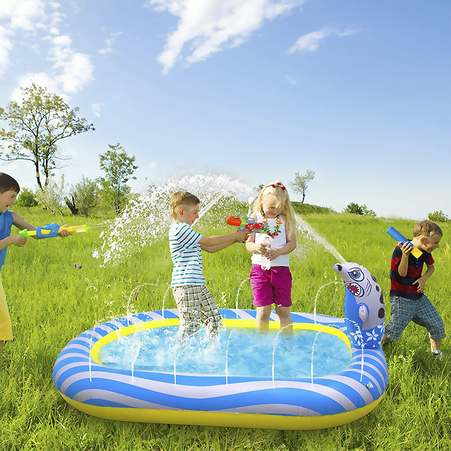 Bambini che giocano con pistole ad acqua in una piscina su un prato verde.
