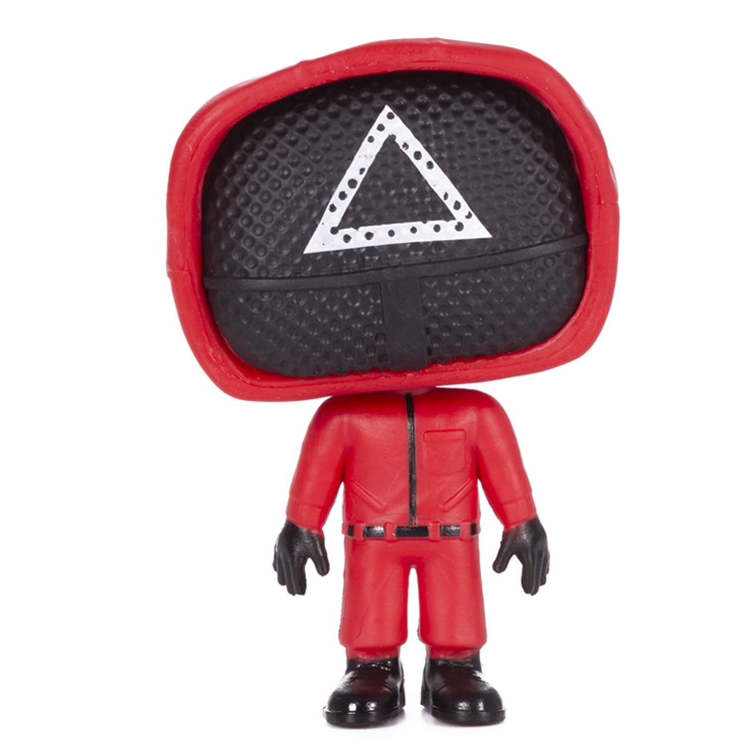 Figura della guardia di Squid Game, tuta rossa con maschera nera con triangolo bianco. Sfondo bianco.