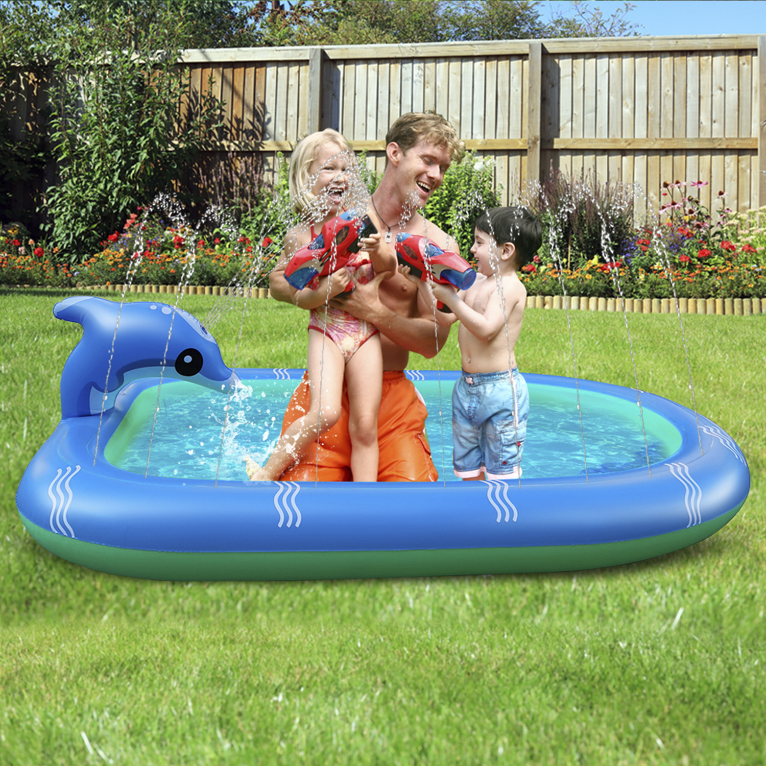 Padre e due bambini giocano in una piscina gonfiabile blu con pistole ad acqua.