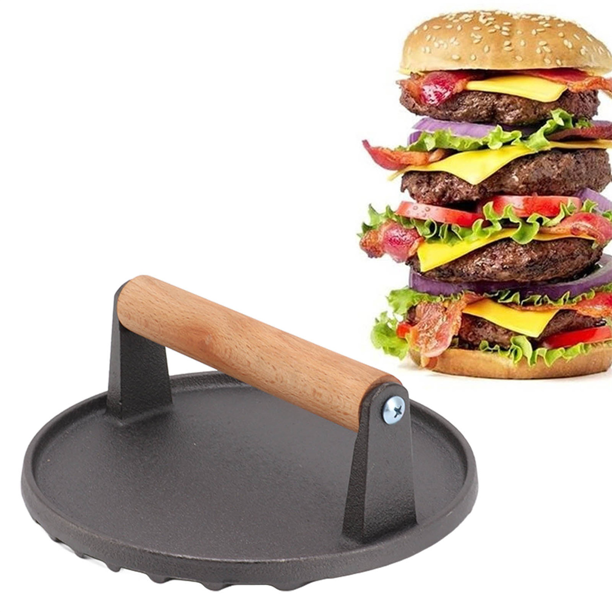 Burgerpresse und ein hoher Burger. Die Presse ist schwarz mit einem Holzgriff. Der Burger hat viele Schichten.