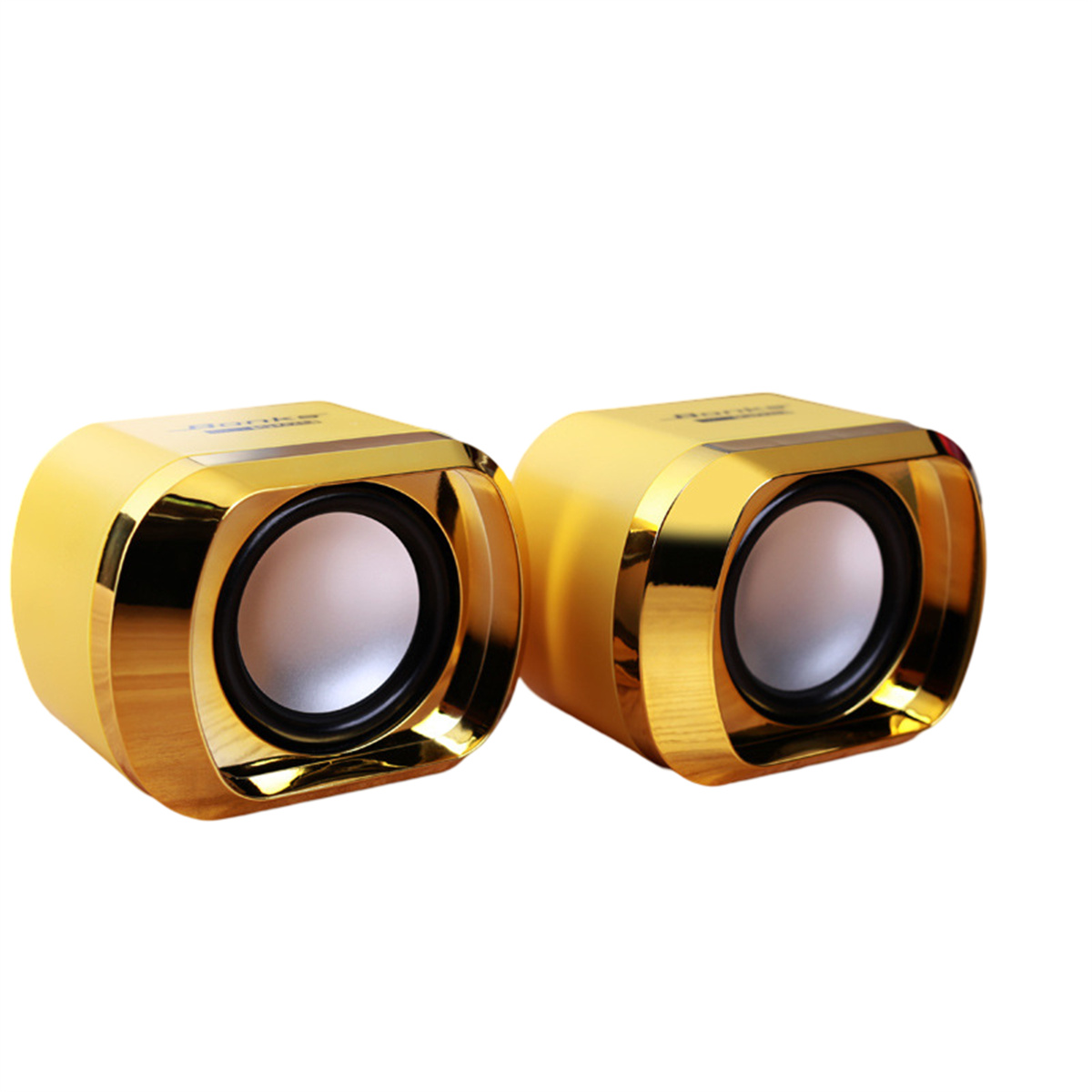 Zwei goldene Lautsprecher mit glänzenden Goldseiten und einem silbernen Lautsprecherkonus. Weißer Hintergrund.