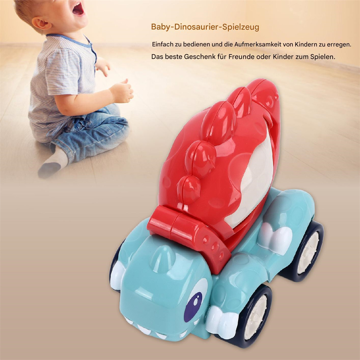 Ein blau-rotes Spielzeug-Dinosaurier-Auto mit einem Kind im Hintergrund.
