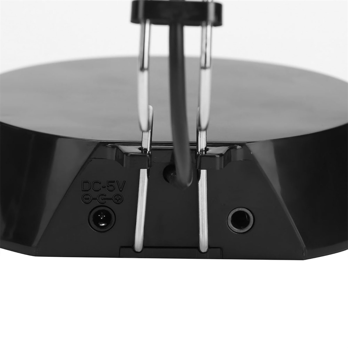 Schwarze Basis mit DC-5V-Anschluss, Audiobuchse und Kabel mit Metallrahmen.