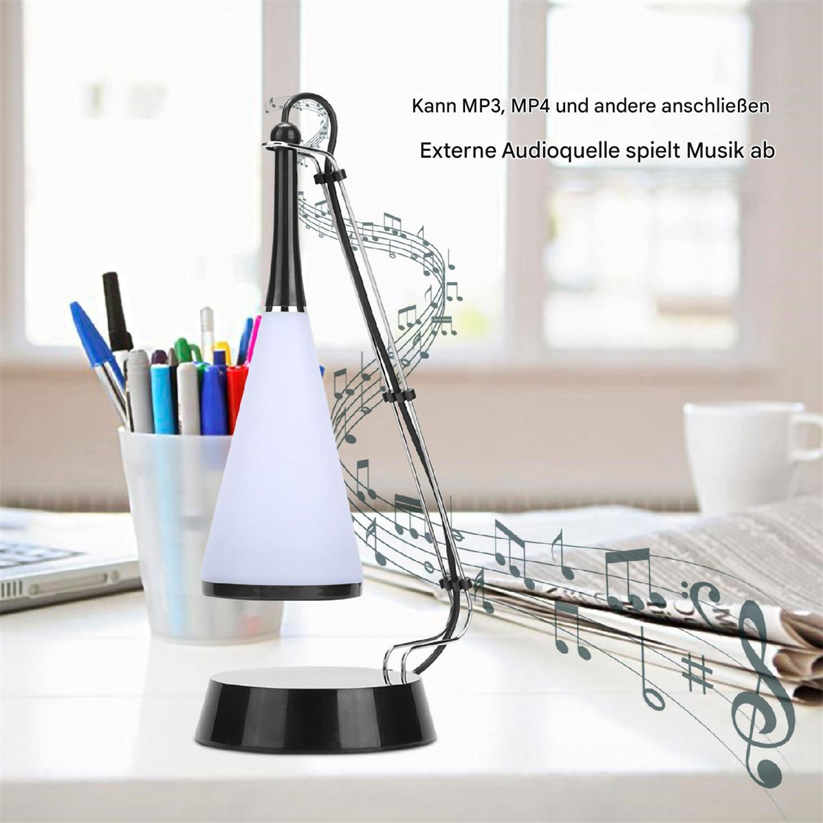Schwebende Lampe mit Noten, Stifthalter und Zeitung.
