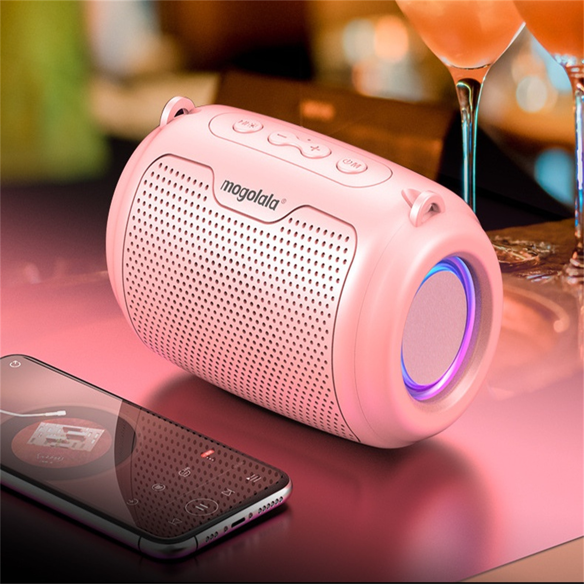 Ein rosa Lautsprecher mit Knöpfen und einem Telefon. Der Lautsprecher hat ein blaues Licht.