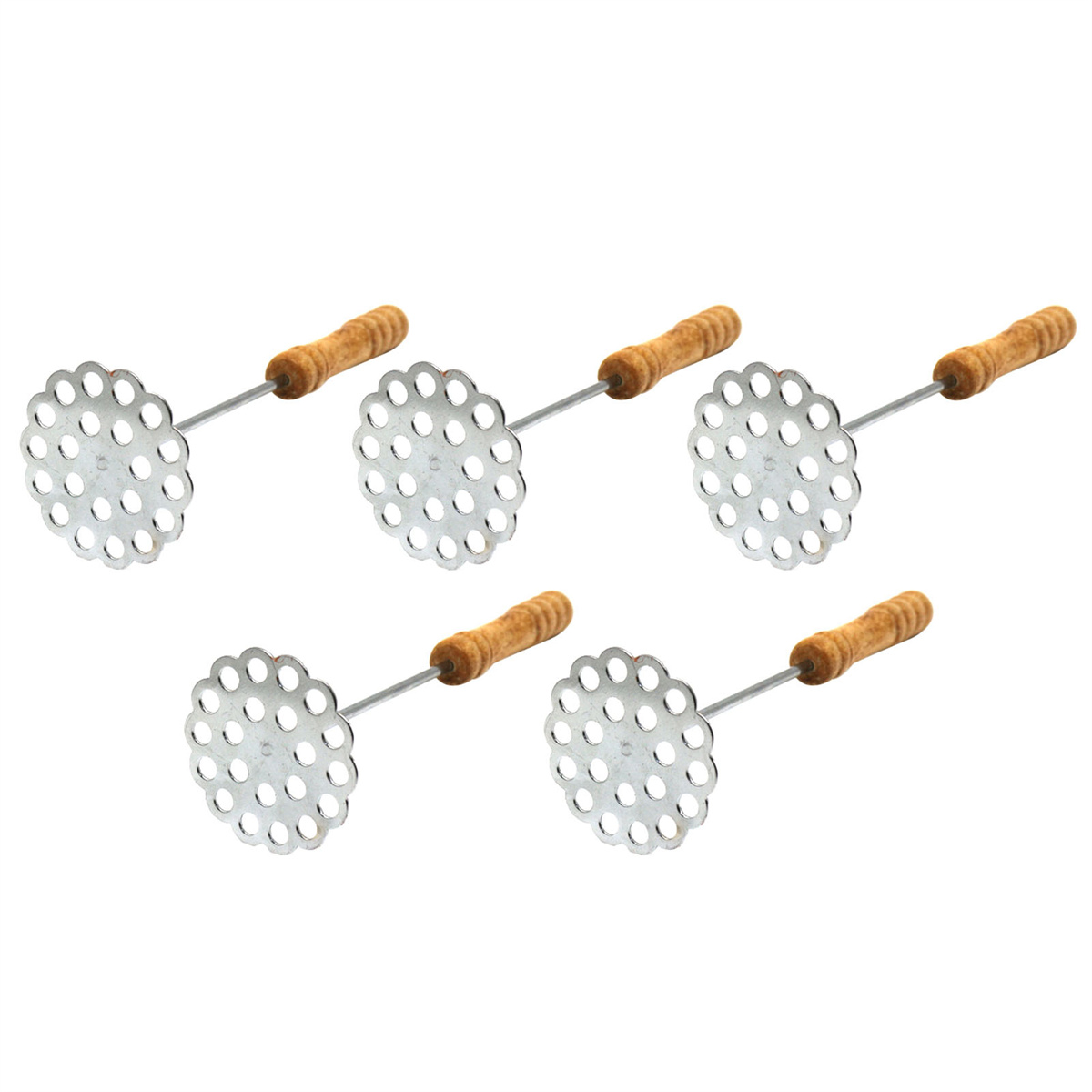Fünf Kartoffelstampfer mit Holzgriffen und perforierten Köpfen, angeordnet auf einer weißen Oberfläche.