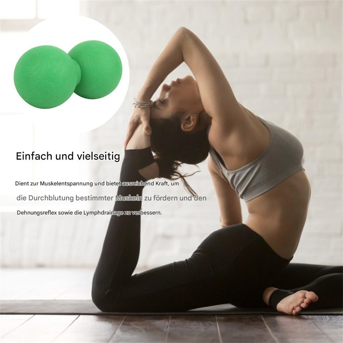 Eine Frau macht eine Yoga-Pose. Zwei grüne Massagebälle befinden sich im Vordergrund.