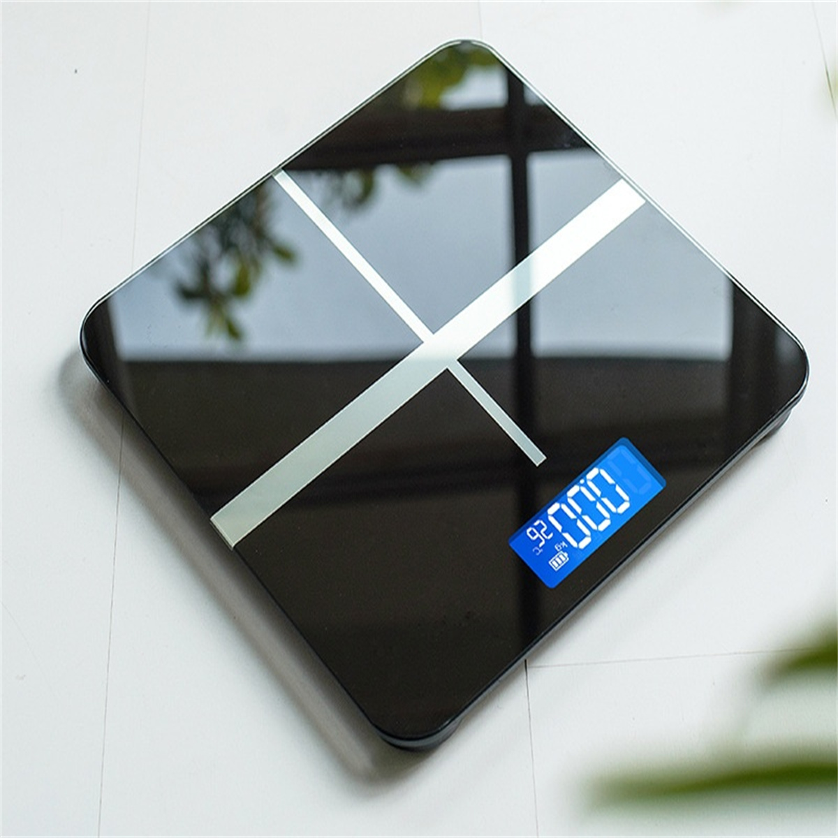 Schwarze digitale Badezimmerwaage. Zeigt 92,0 kg auf dem Bildschirm. Quadratische Form, Glasoberfläche.
