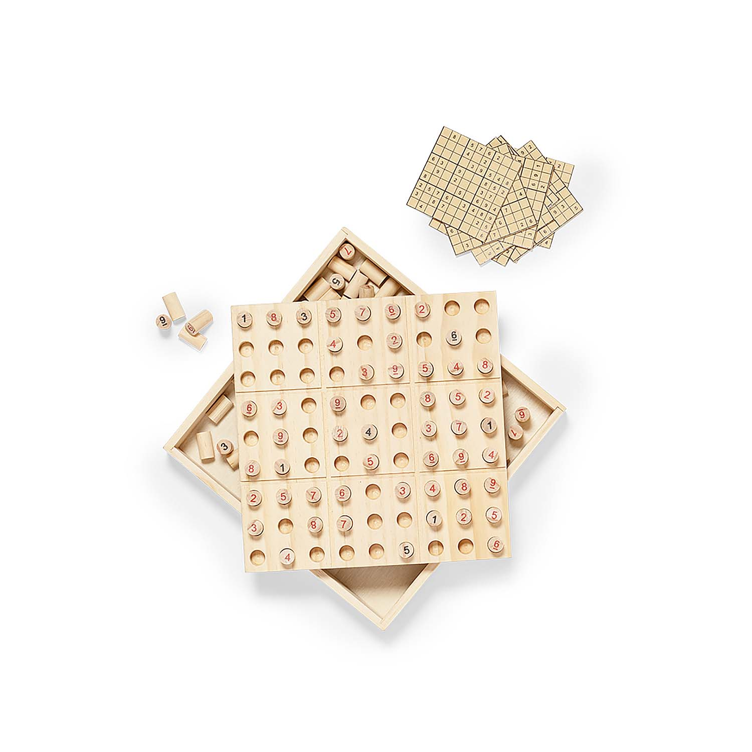 Holz-Sudoku-Spiel mit Holzstücken auf weißer Oberfläche. Zusätzliche Karten und Teile vorhanden.