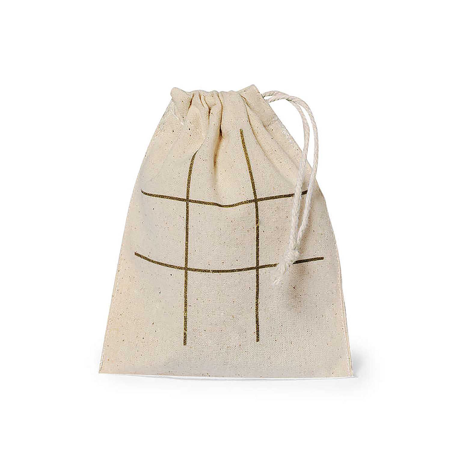 Una borsa beige con coulisse con una griglia di tris disegnata con linee marroni, isolata su bianco.