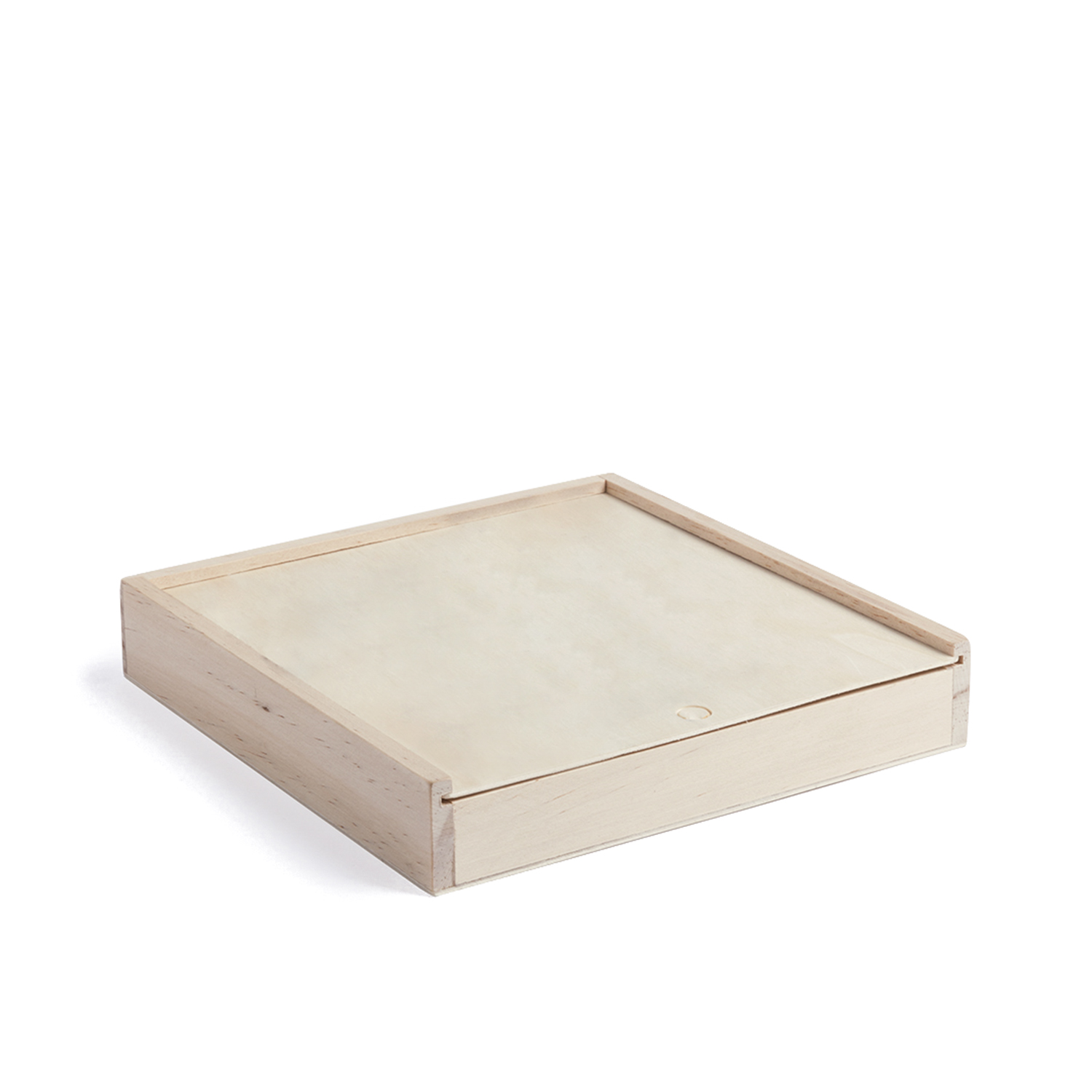 Una scatola di legno con coperchio scorrevole, chiusa. La scatola è in legno chiaro.